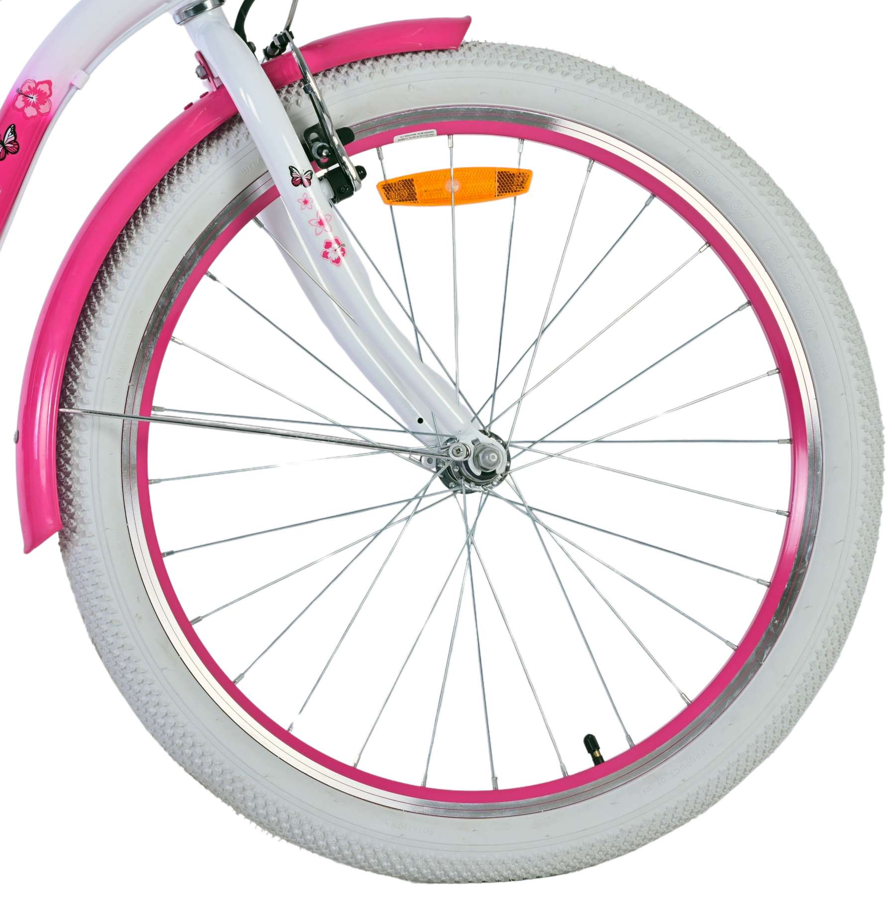 Vorderes Fahrradrad, rosa und weiß. Reifen, Felge und Gabel vor weißem Hintergrund.