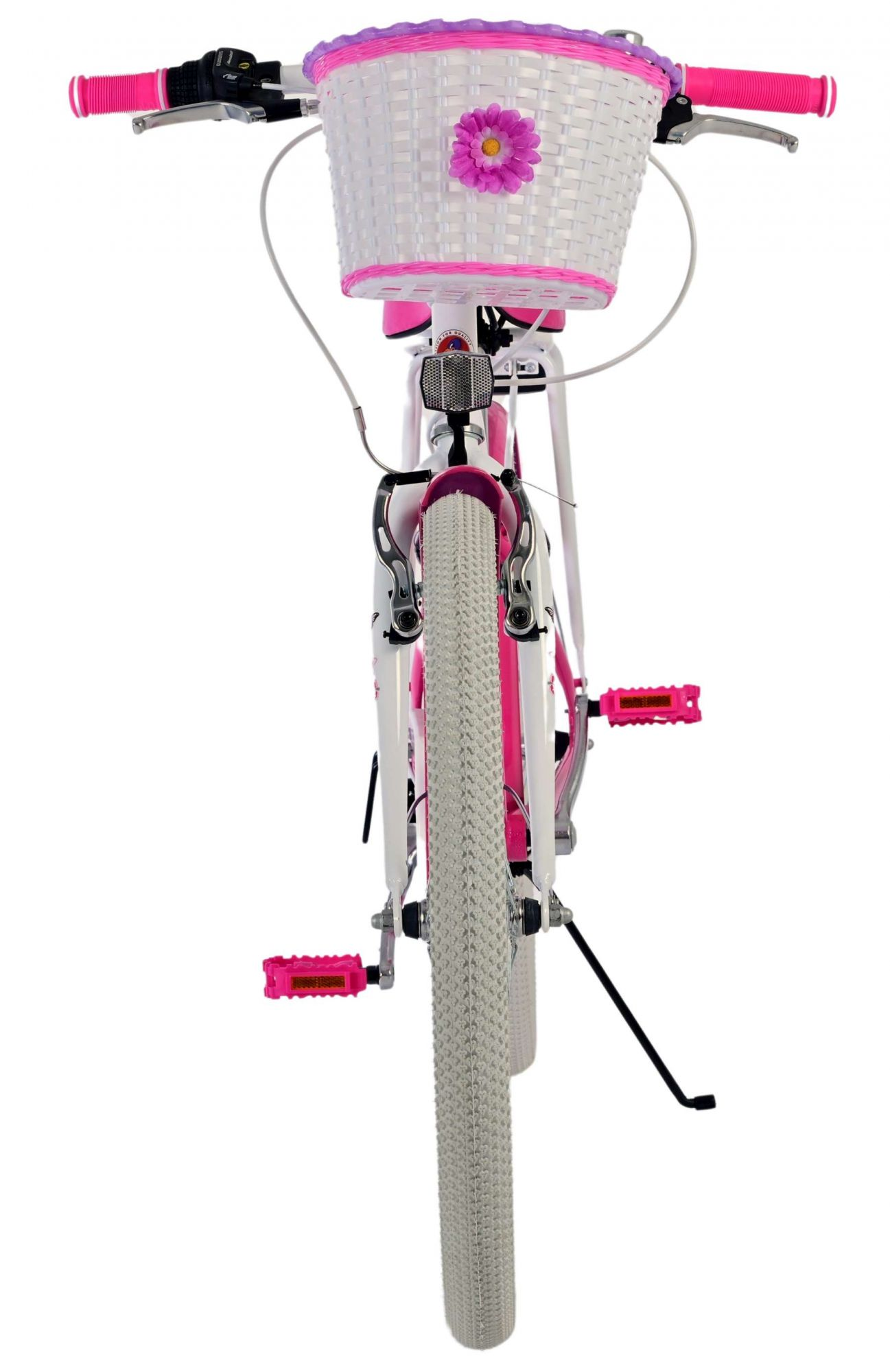 Rosa-weißes Fahrrad, Vorderansicht, mit Korb, weißen Reifen und rosa Pedalen.