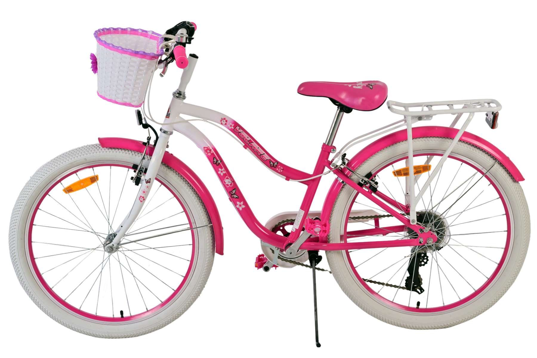 Rosa-weißes Fahrrad mit Korb, Sitz und Gepäckträger, mit weißen Reifen und rosa Akzenten.
