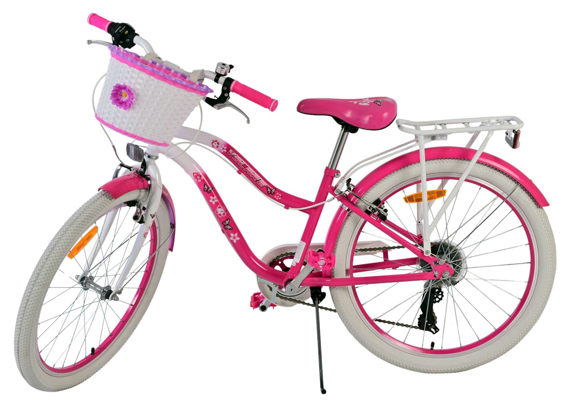 Ein rosa Fahrrad mit weißem Korb und Sitz, mit weißem Hintergrund.