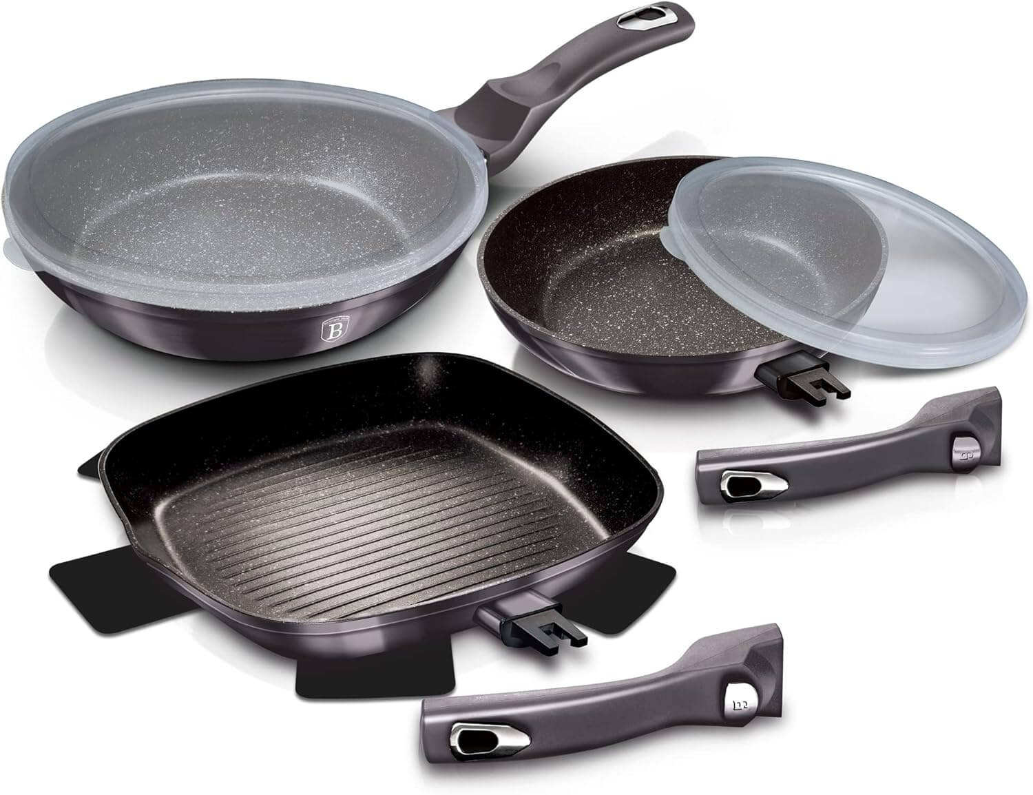 Set grauer Pfannen mit Deckeln und Griffen. Eine quadratische Grillpfanne ist ebenfalls enthalten.