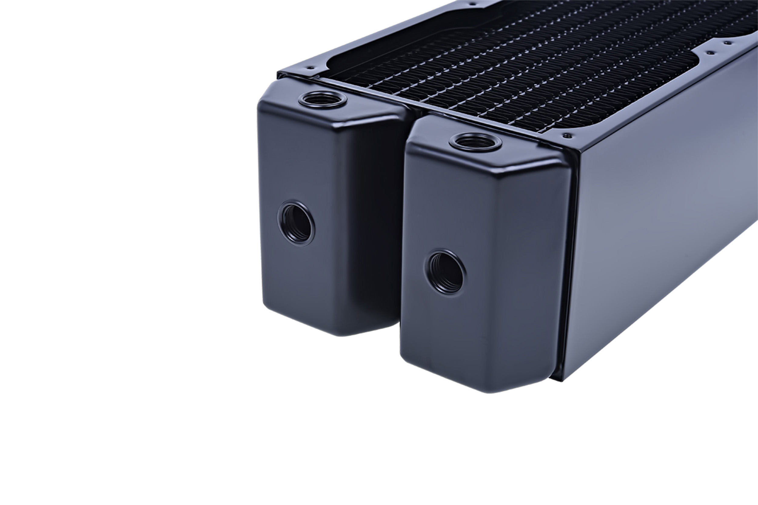 Nahaufnahme eines schwarzen Flüssigkeitskühlungsradiators.