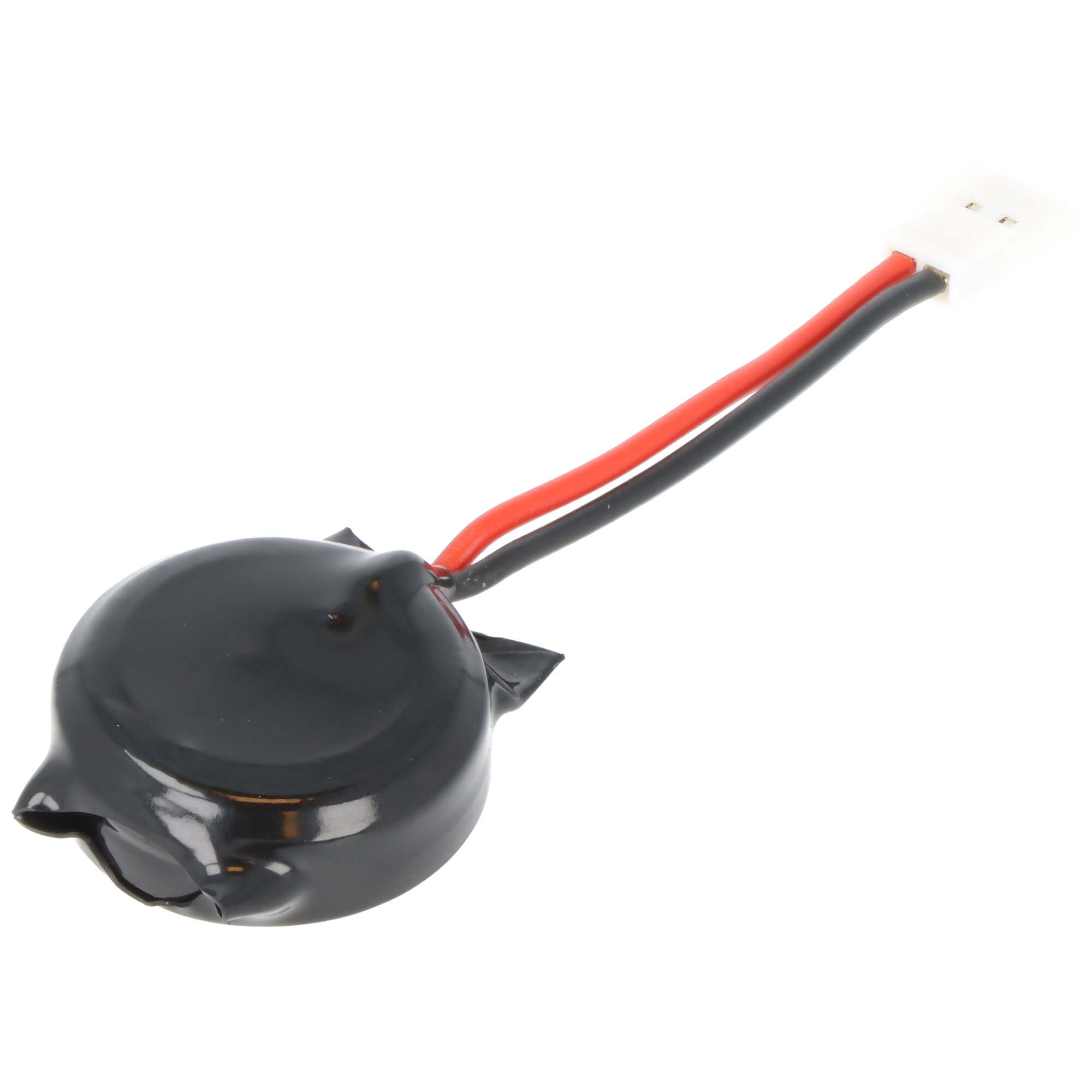 Eine kleine schwarze Batterie mit roten und schwarzen Drähten und einem weißen Stecker. Es ist auf weißem Hintergrund.