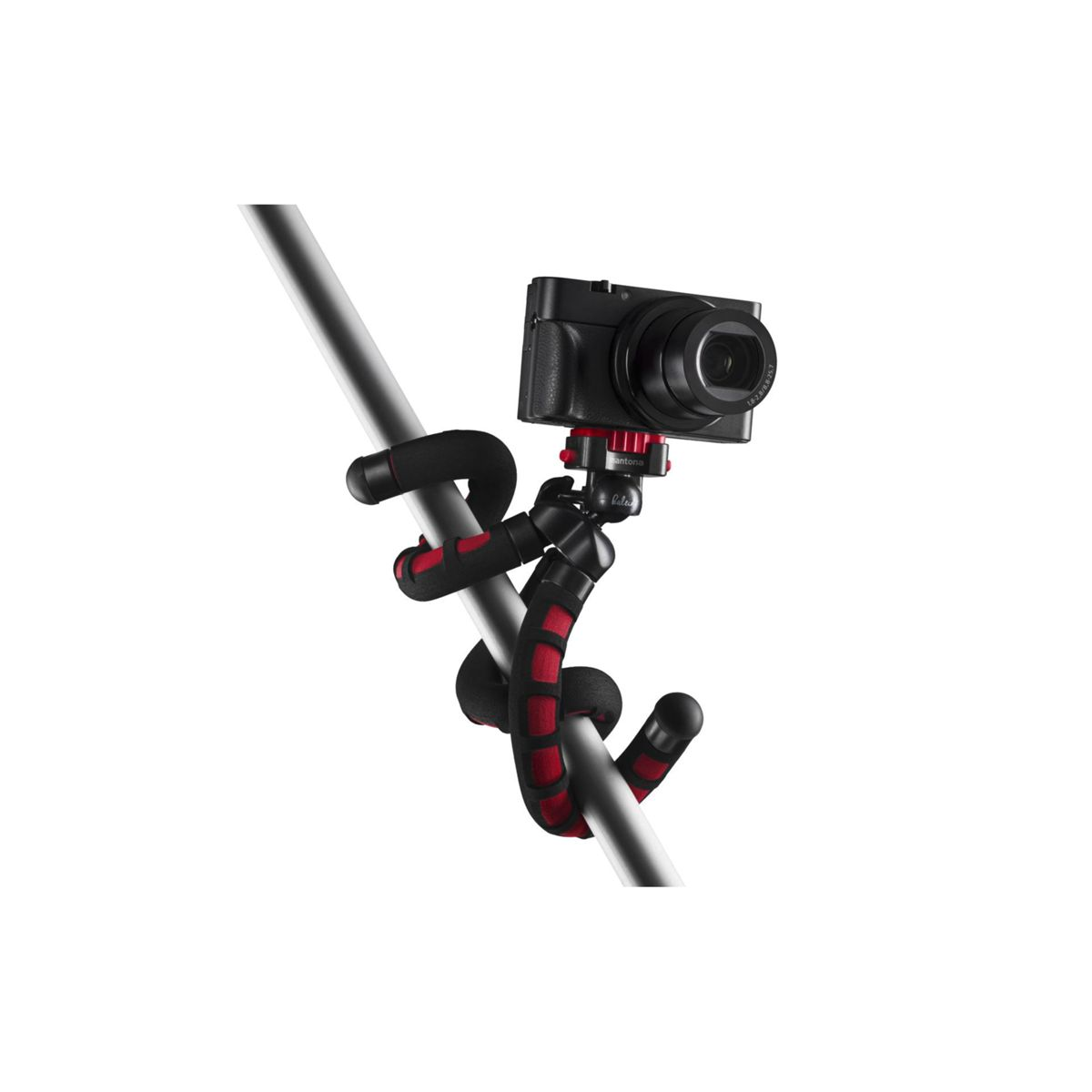 Treppiede per fotocamera flessibile nero e rosso attaccato a un palo di metallo.