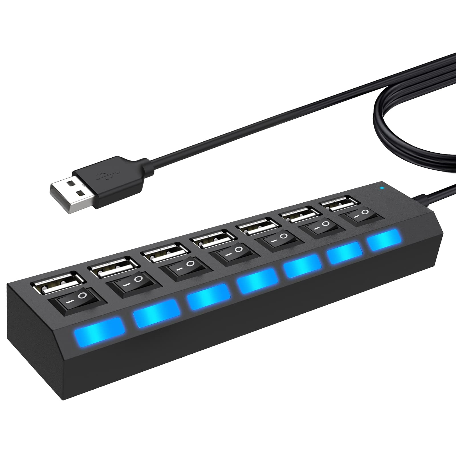 Schwarzer USB-Hub mit 7 Anschlüssen und blauen Lichtern. Ein USB-Kabel ist links. Weißer Hintergrund.