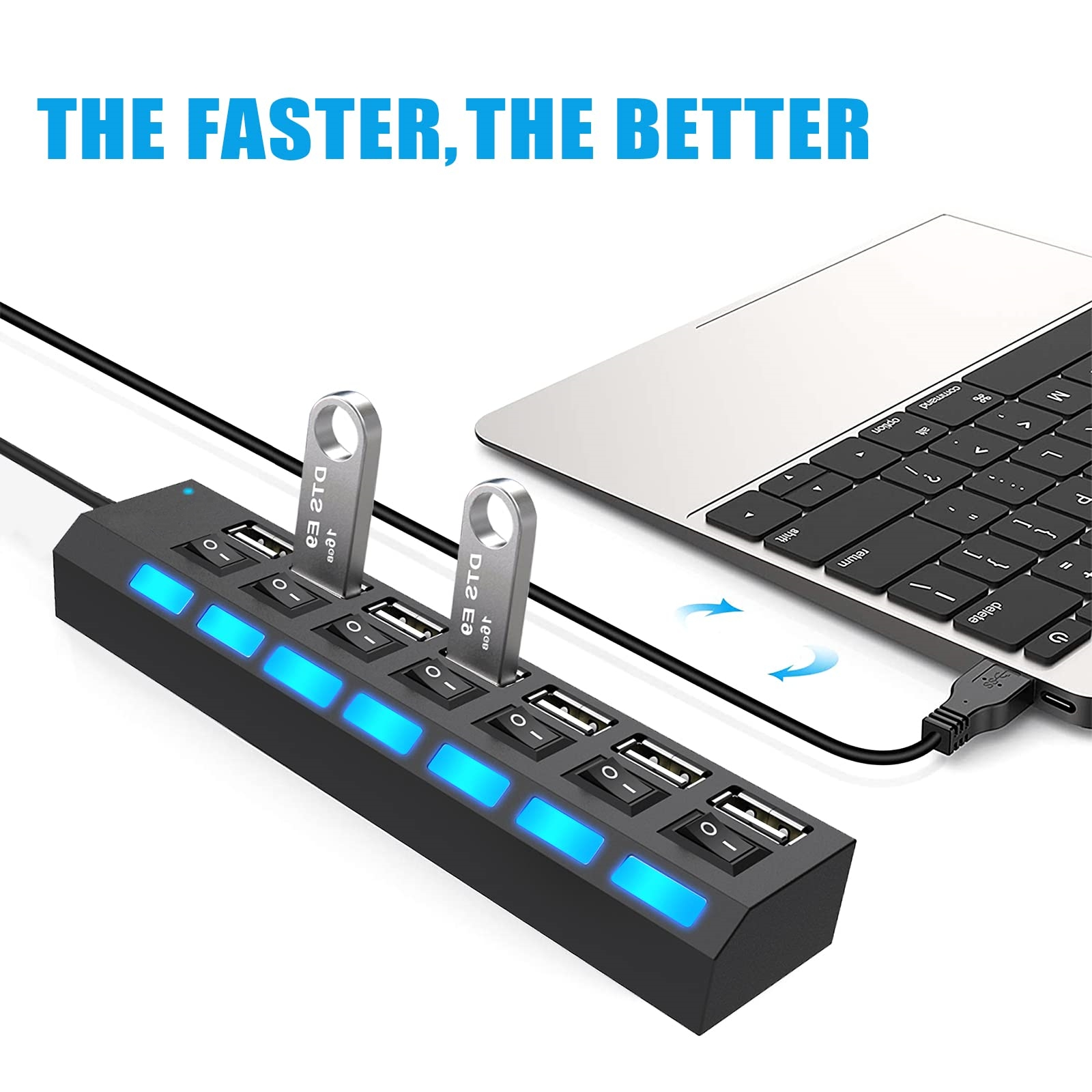 Ein USB-Hub mit eingesteckten USB-Laufwerken. Ein Laptop ist im Hintergrund. Der Hub ist schwarz und leuchtet.