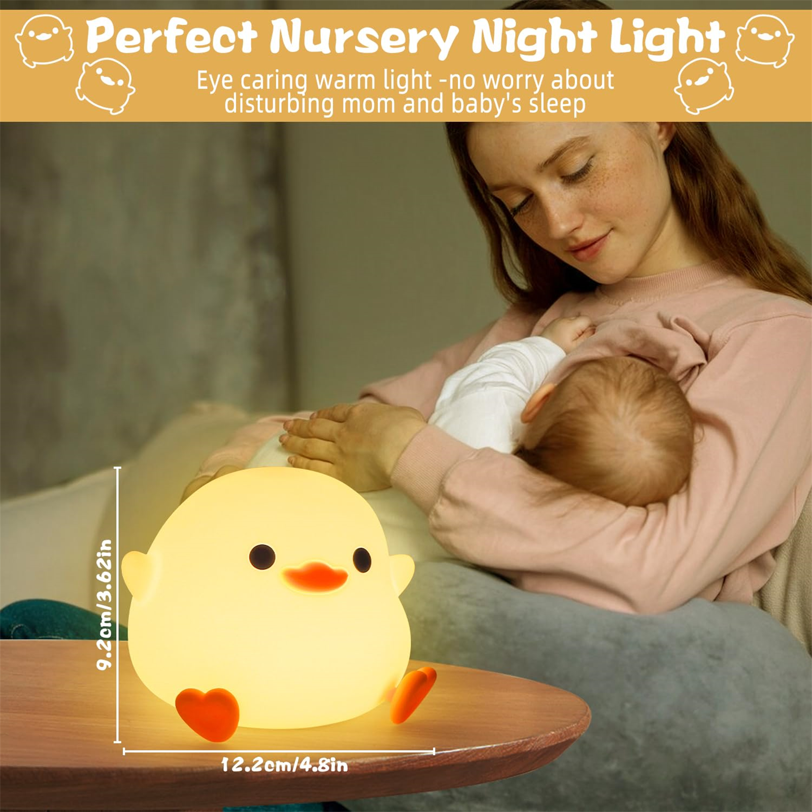 Eine Frau stillt ein Baby mit einem Küken-Nachtlicht auf einem Tisch. Text: Perfektes Nachtlicht für das Kinderzimmer.