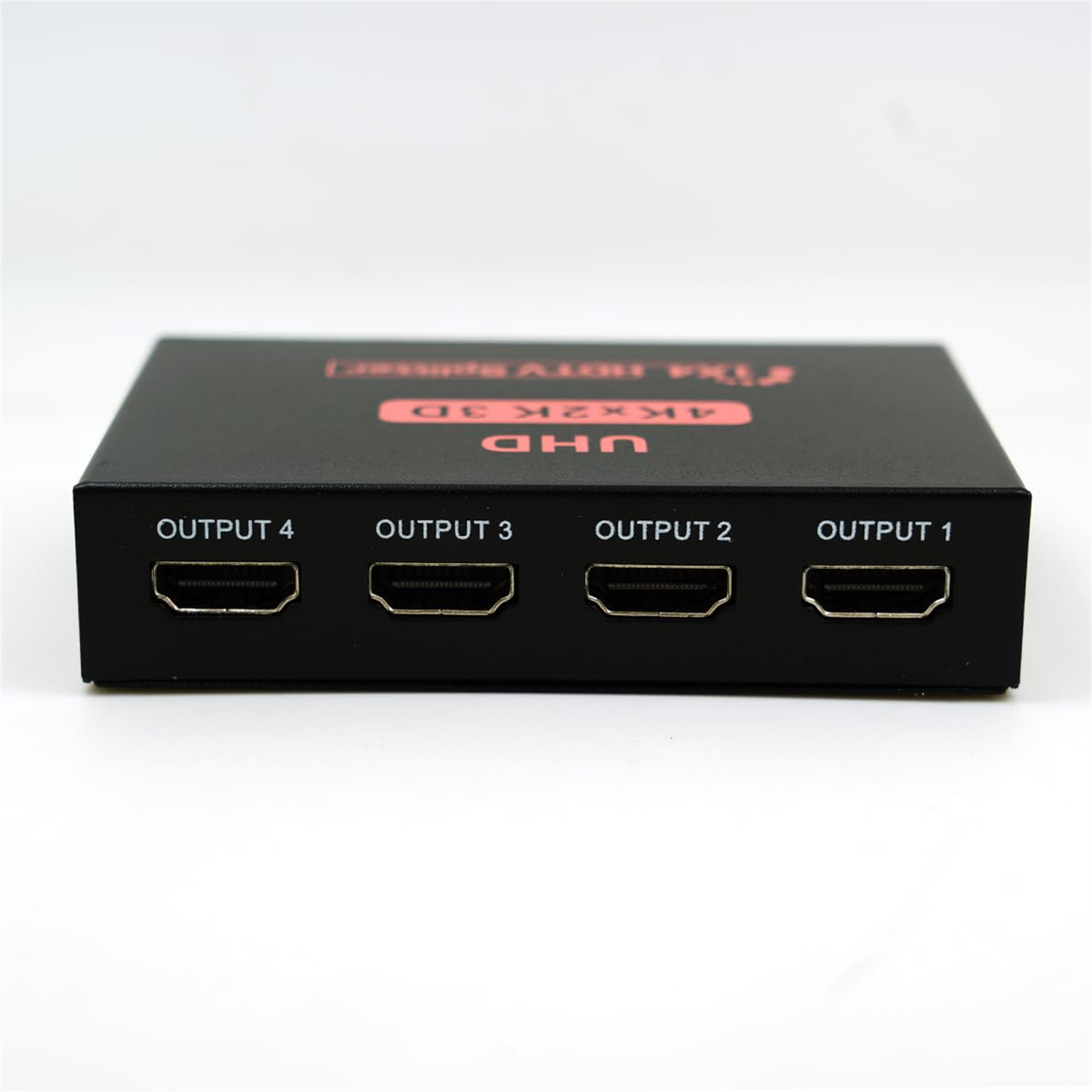 Schwarzer HDMI-Splitter mit vier Ausgangsanschlüssen mit den Bezeichnungen Output 1-4. Mit UHD- und 4K 2K 3D-Branding.