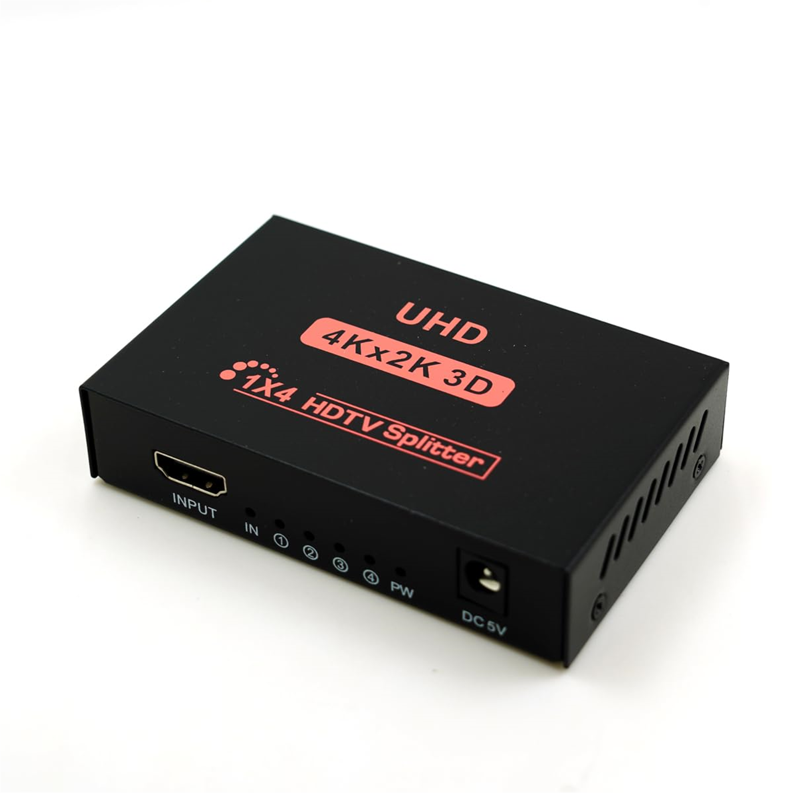 Schwarzer HDMI-Splitter mit rotem Text mit der Aufschrift '4Kx2K 3D' und '1X4 HDTV Splitter'.