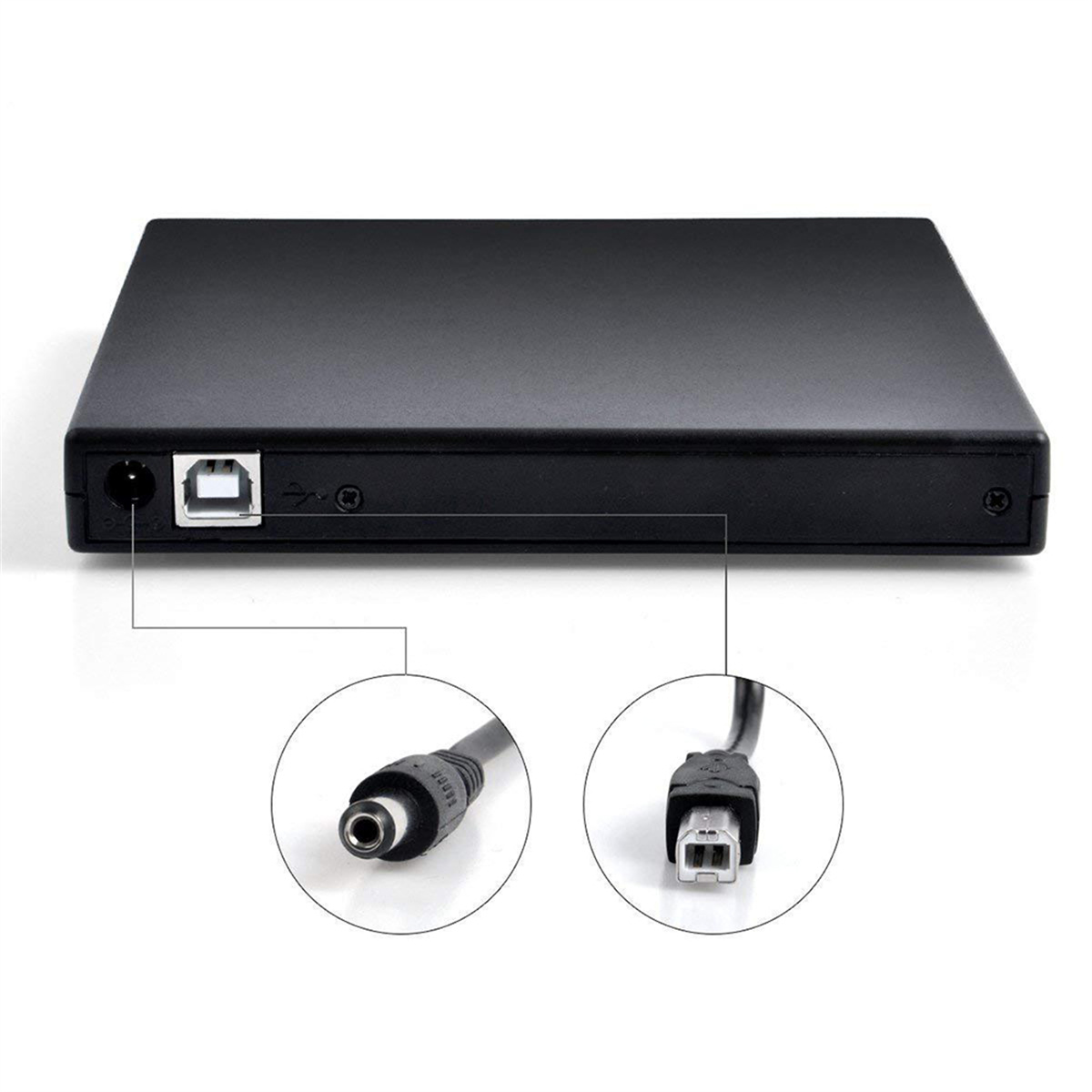 Schwarzes rechteckiges Gerät mit USB- und Stromanschlüssen. Netzkabel und USB-Kabel werden gezeigt.