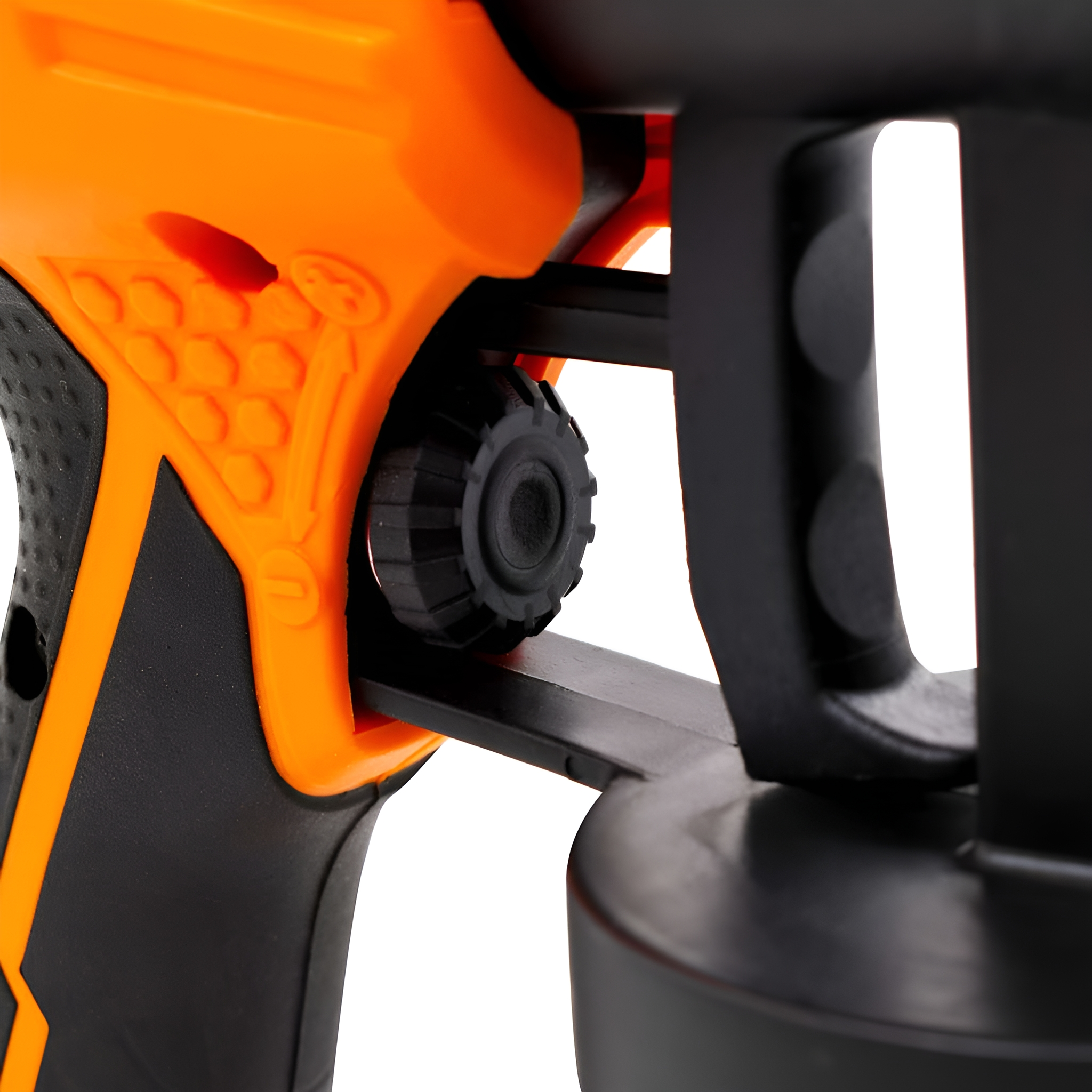 Nahaufnahme einer orangefarbenen und schwarzen Spielzeugpistole mit schwarzem Drehknopf.