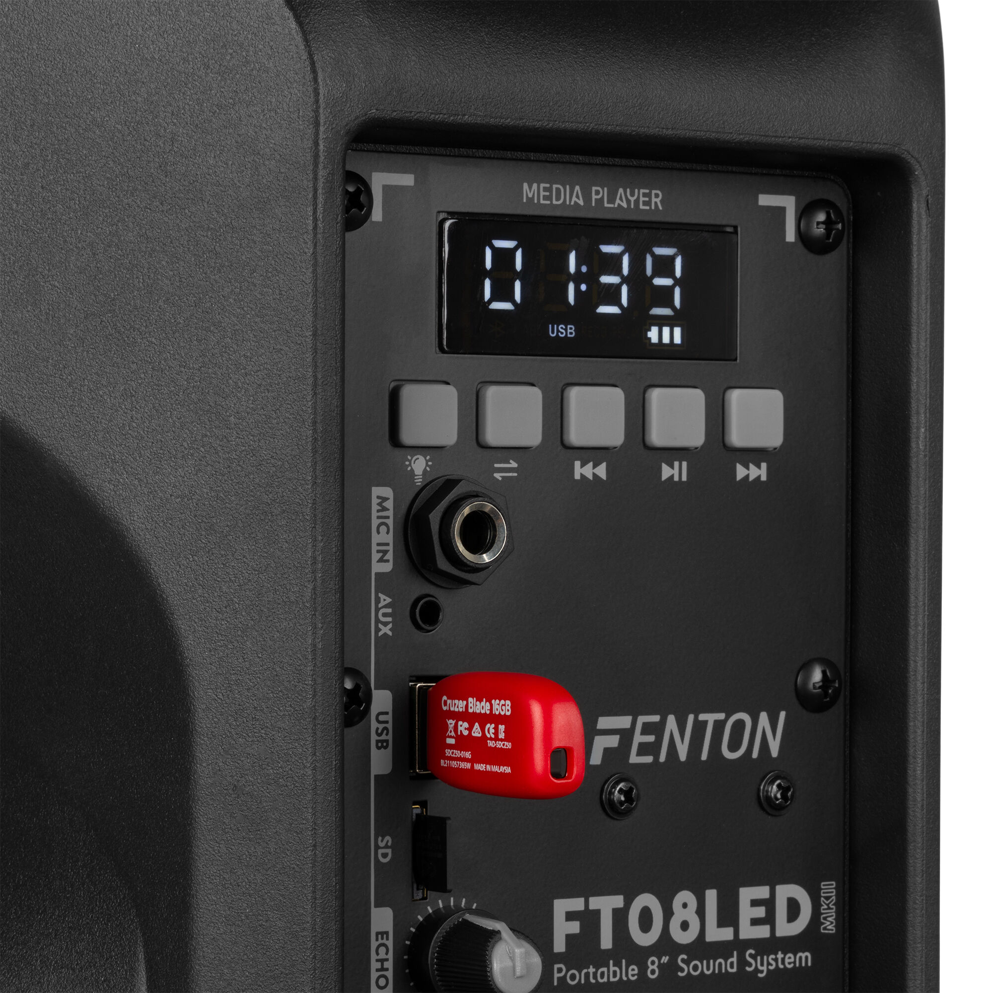 Un reproductor multimedia negro con una unidad USB insertada, mostrando la hora digital.