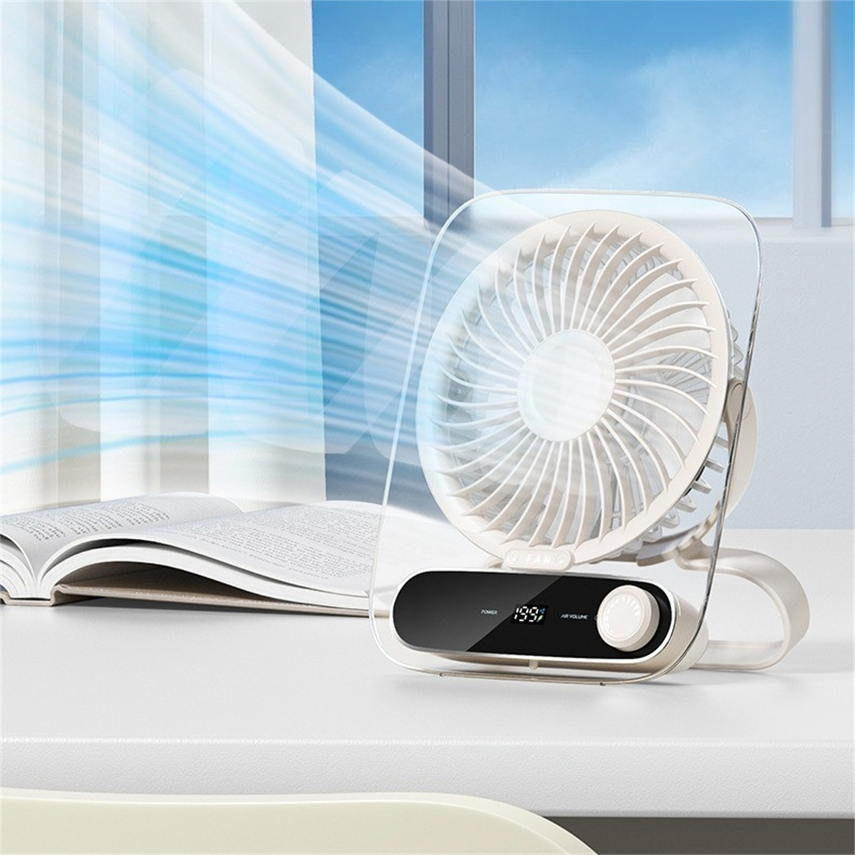 Weißer Ventilator mit Display. Blauer Luft-Effekt. Buch auf dem Schreibtisch. Weißer Hintergrund.