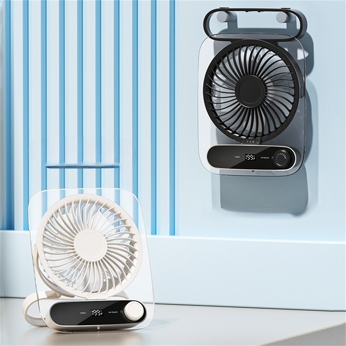 Zwei weiße Ventilatoren mit schwarzem Zentrum. Einer ist an der Wand montiert, der andere steht auf einem Tisch.