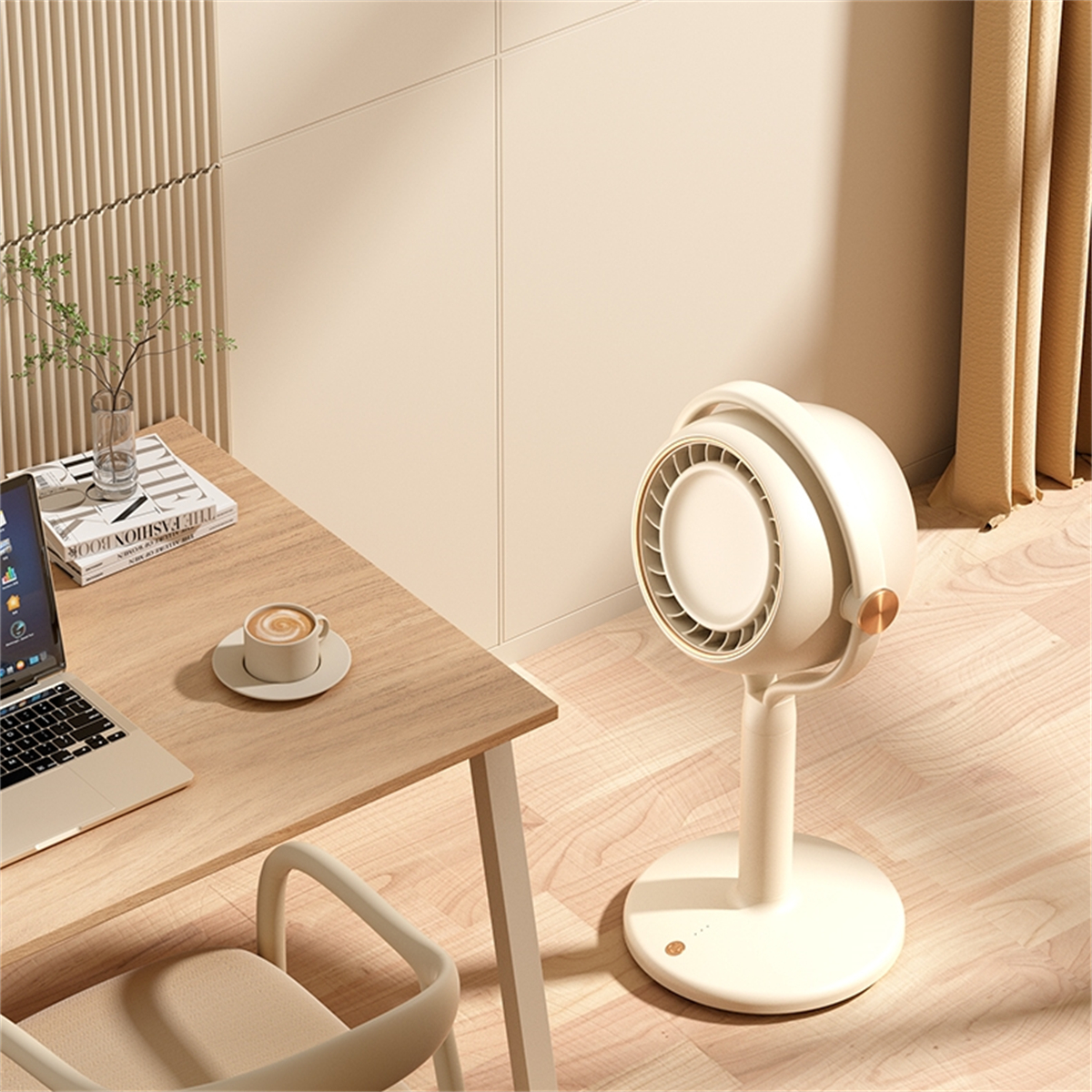 Beigefarbener Ventilator auf einem Ständer, platziert auf einem Holzboden neben einem Schreibtisch.