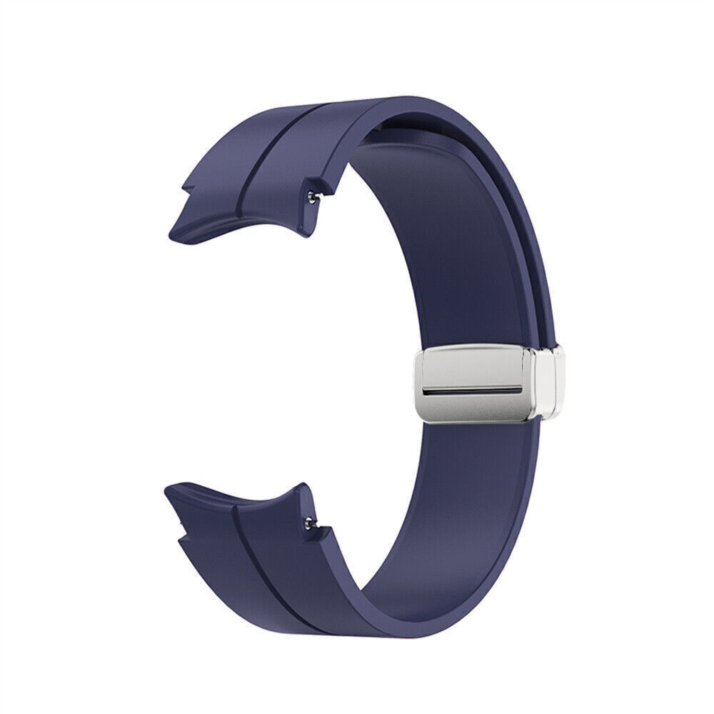 Dunkelblaues, gebogenes Uhrenarmband mit silbernem Metallverschluss auf weißem Hintergrund.