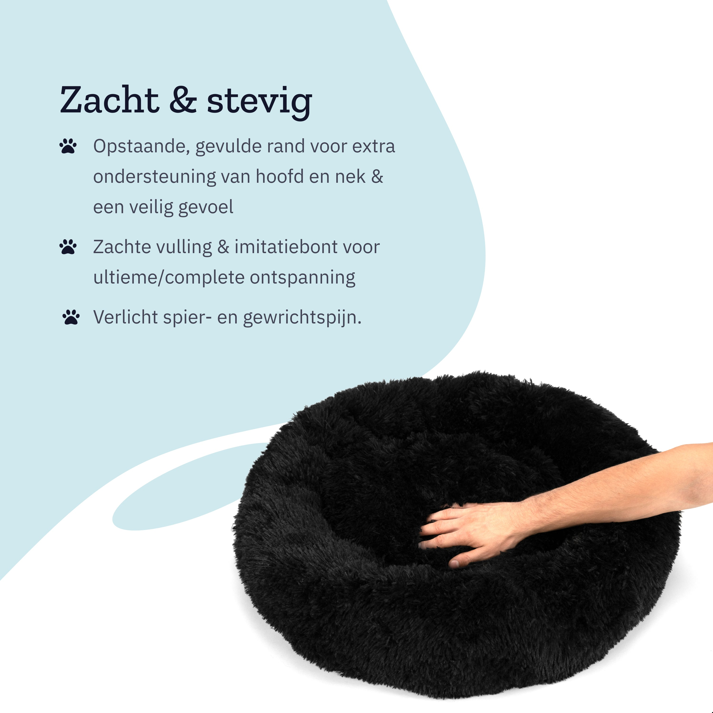 Schwarzes, flauschiges Haustierbett mit einer Hand, die darauf ruht. Text beschreibt Komfort.