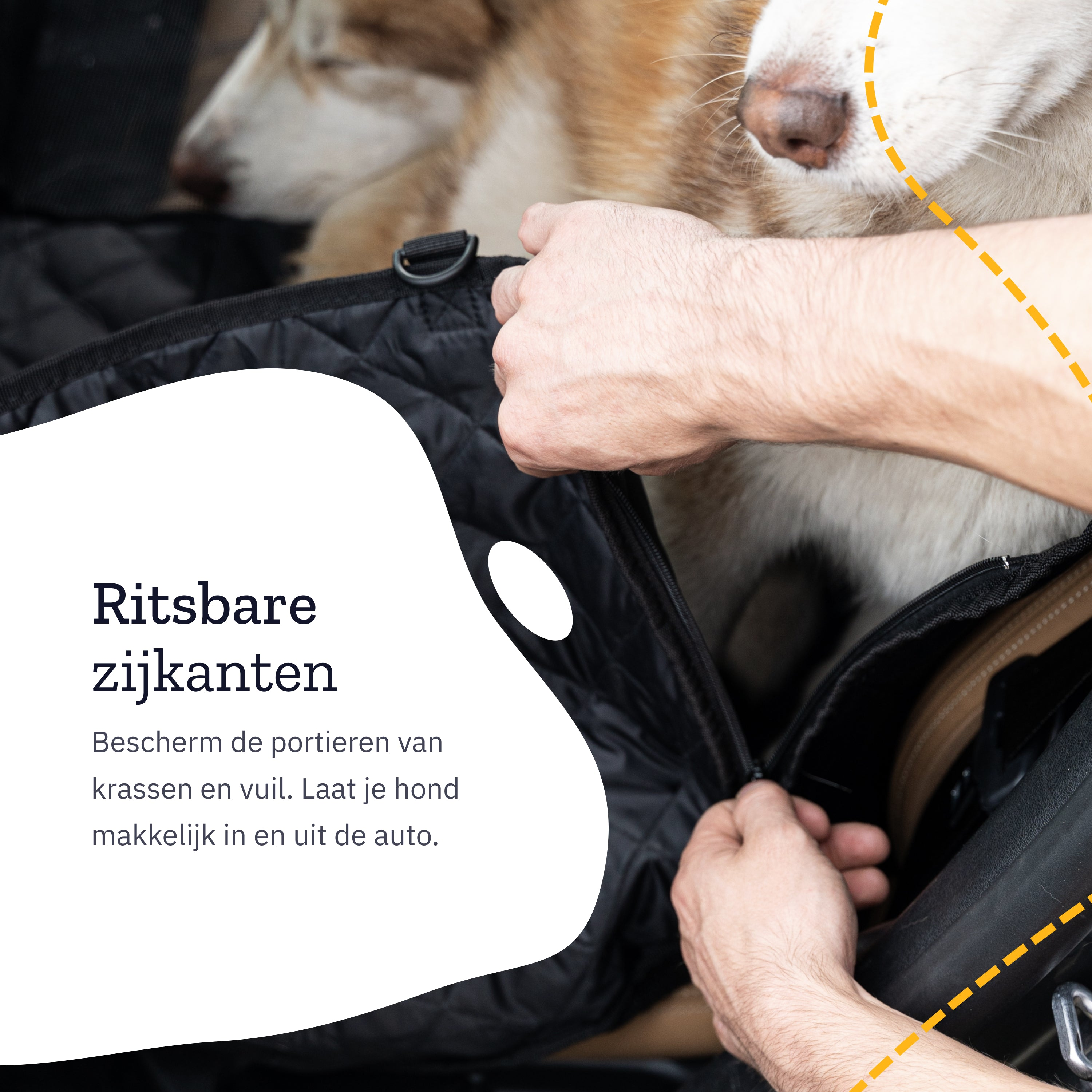Mains zippant une housse de siège de voiture noire. Deux chiens à l'intérieur. Texte : 'Ritsbare zijkanten'.