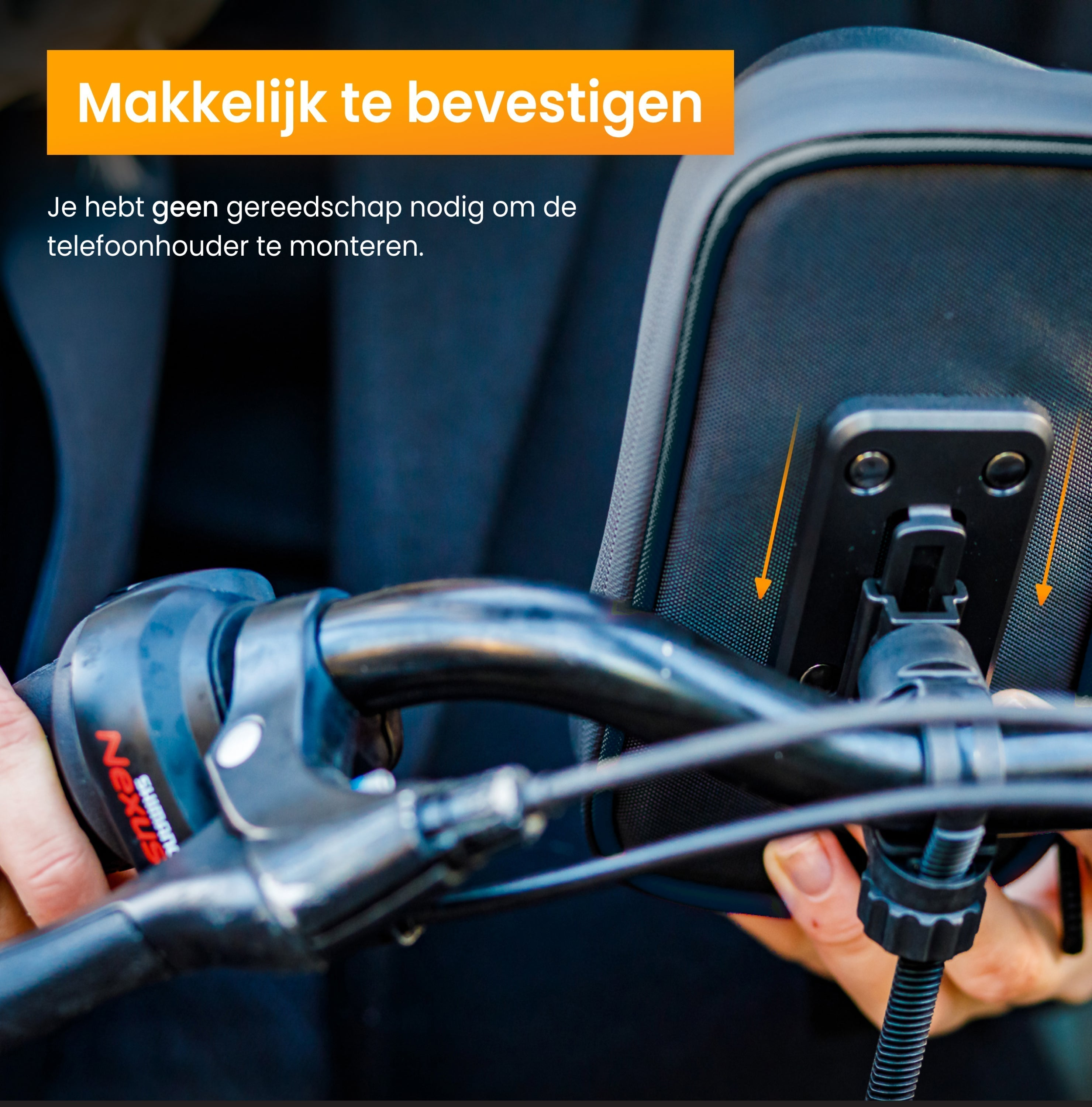 Handen die een telefoonhouder op een fietsstuur afstellen, close-up.