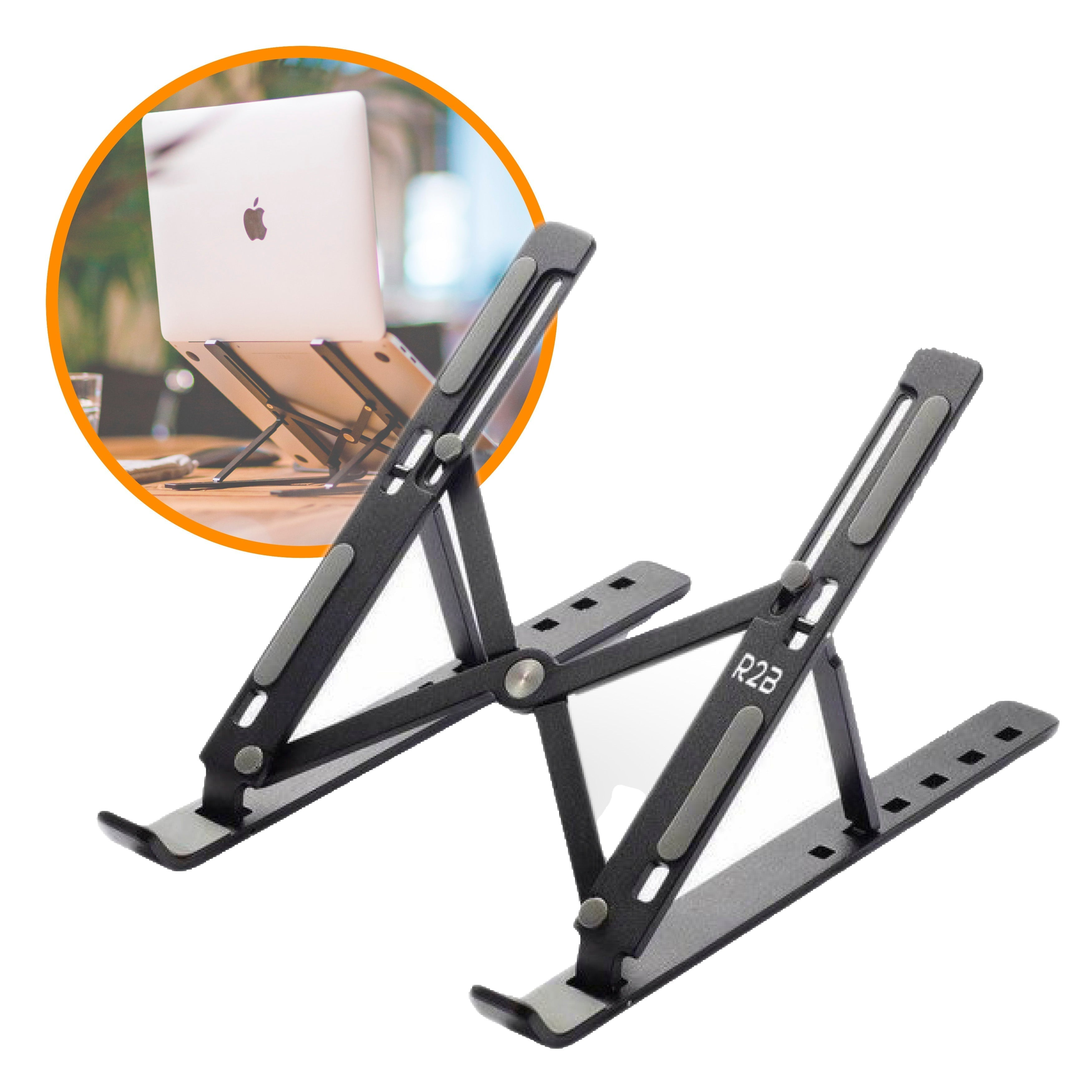 Zwarte laptopstandaard met grijze accenten, met een laptop. Achtergrond: houten tafel.