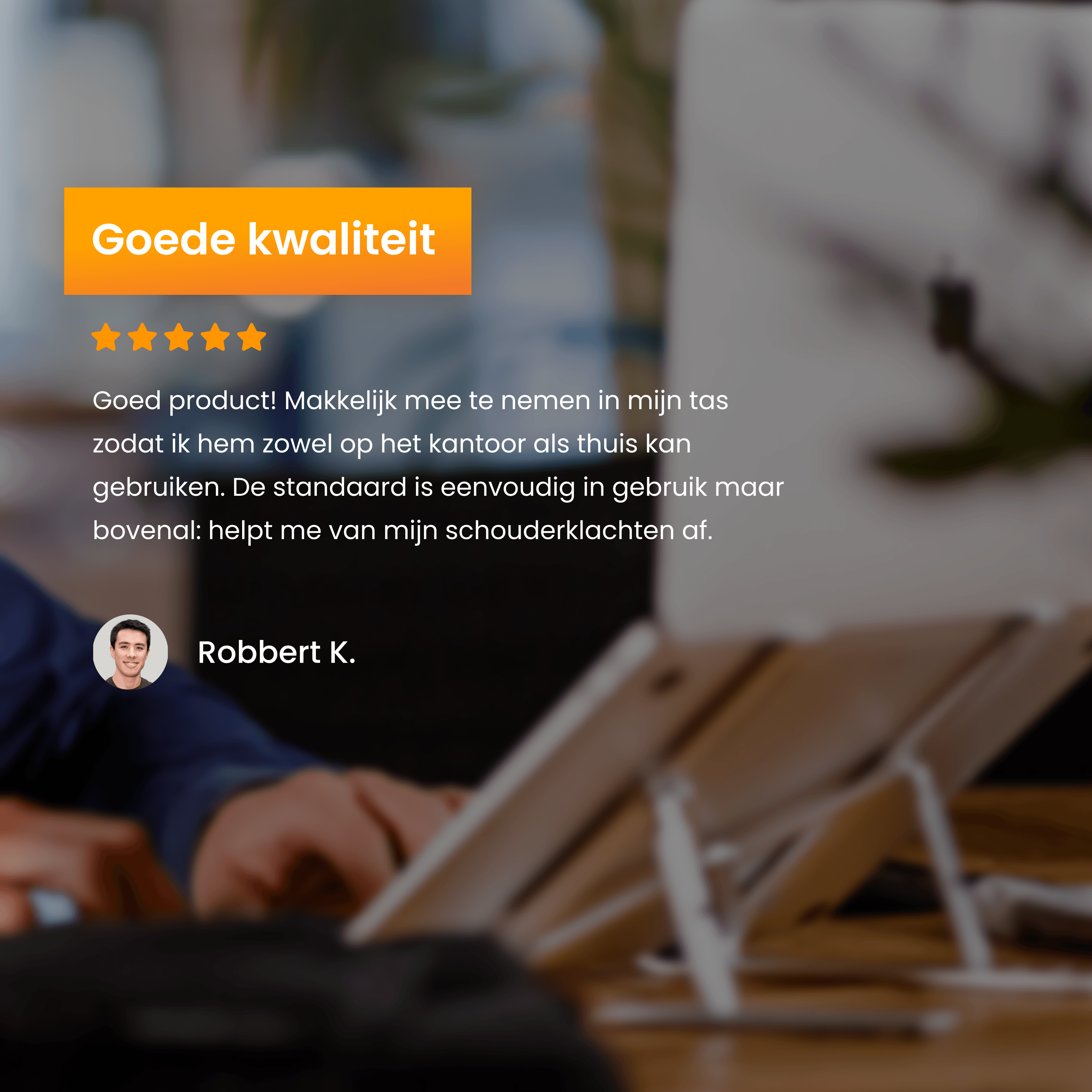 Een persoon die een laptop gebruikt, met tekst over productkwaliteit.