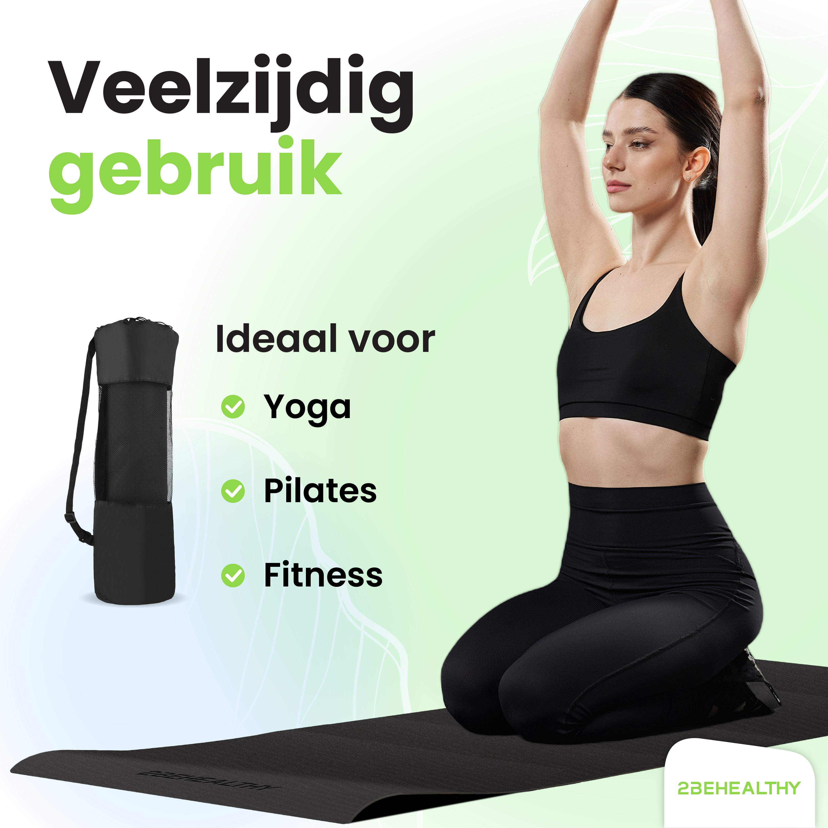 Vrouw op yogamat. Yogamat, zwart, met zwarte tas, tekst over gebruik.