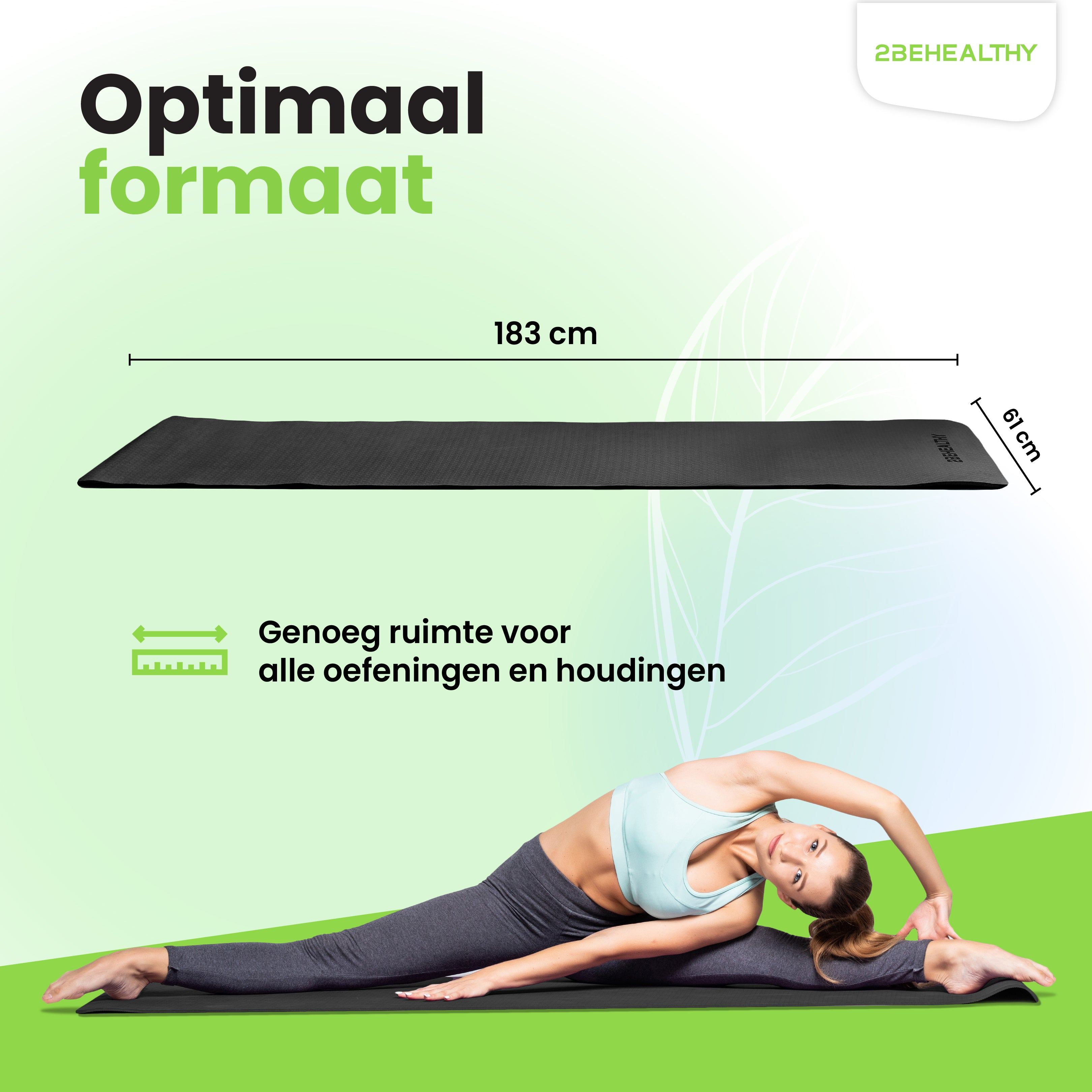 Zwarte yogamat met afmetingen. Vrouw in spagaat die zich uitrekt op de mat.