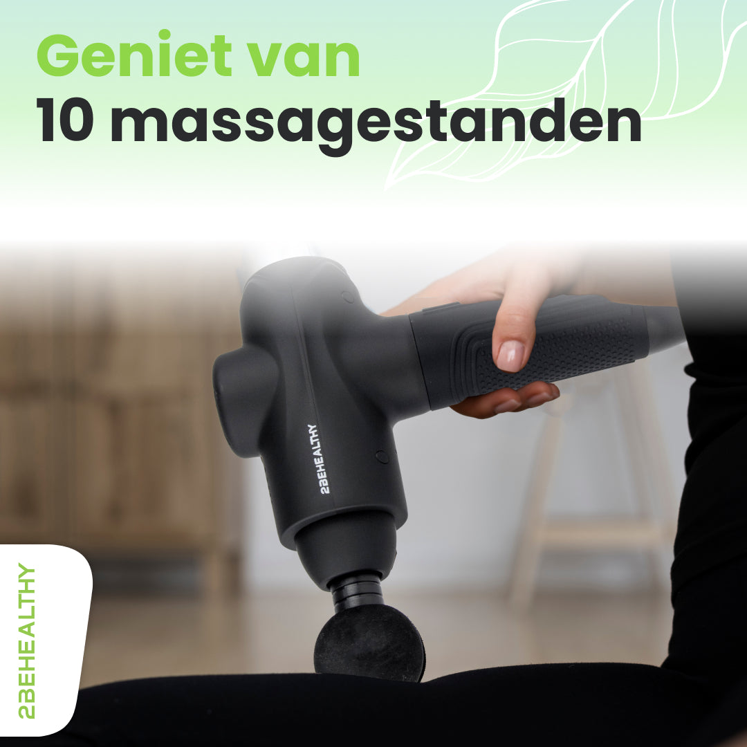 Die Hand einer Person, die eine schwarze Massagepistole an einem Bein benutzt. Der Hintergrund ist unscharf.
