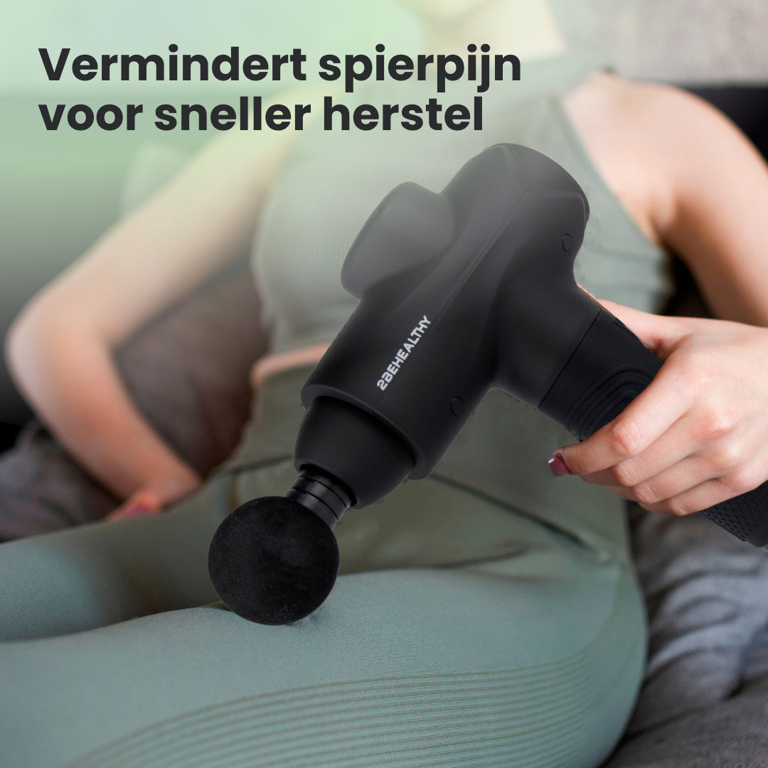 Eine schwarze Massagepistole wird am Bein einer Person verwendet. Der Text lautet: "Reduziert Muskelschmerzen für schnellere Erholung."