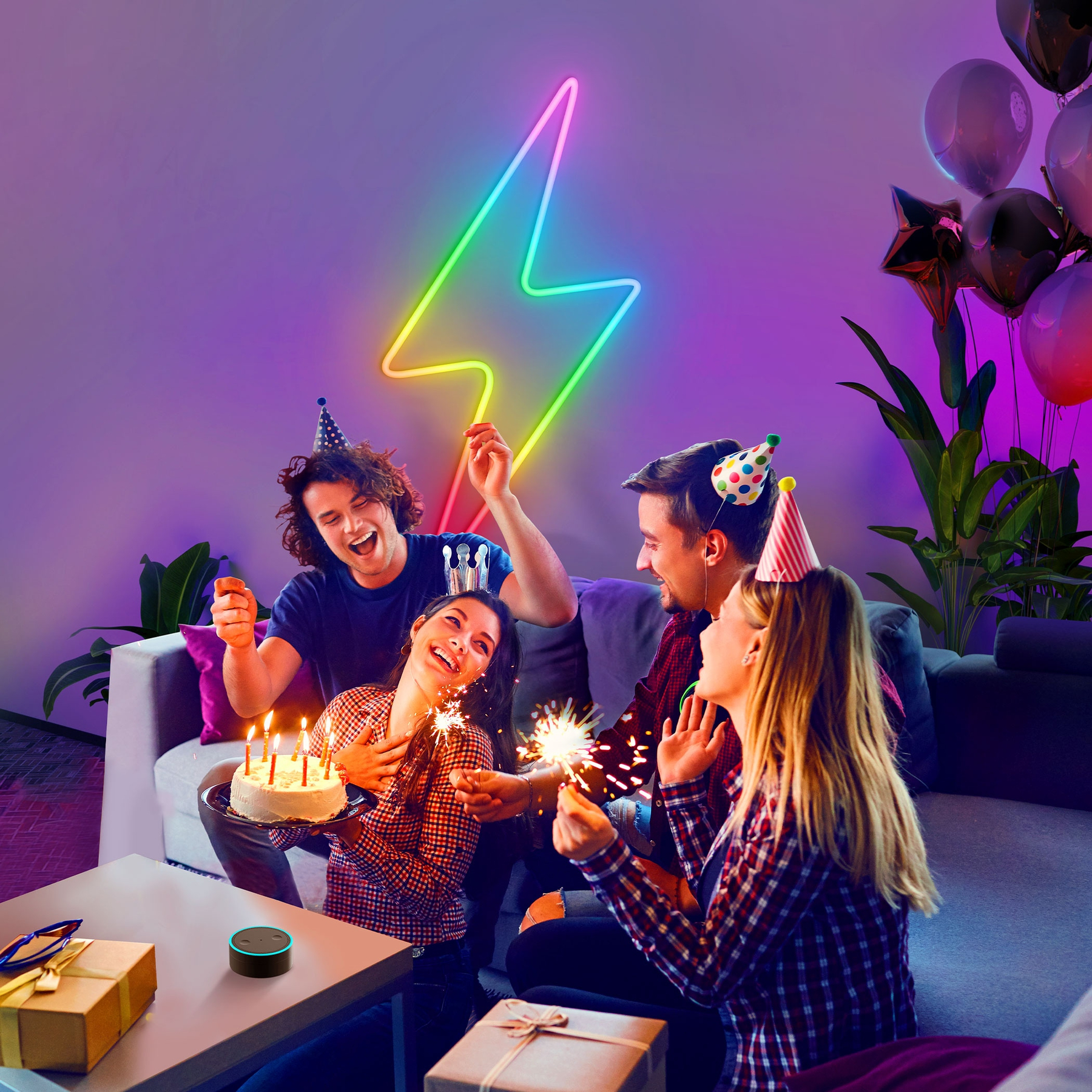 Gruppo di persone che festeggiano un compleanno con un fulmine al neon.