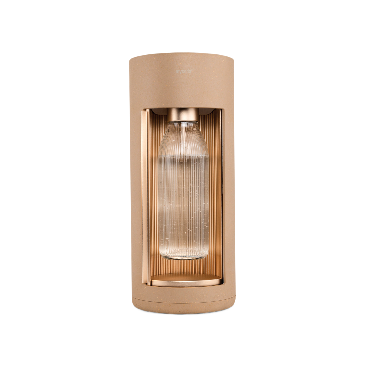 Sodamaker in een beige behuizing. Een glazen fles met water is zichtbaar.