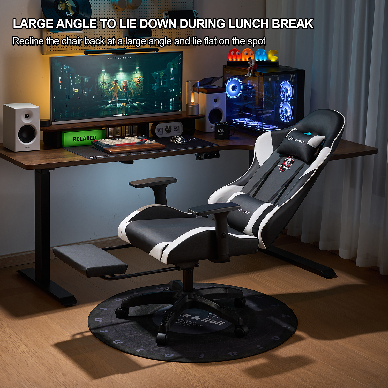 Ein Gaming-Stuhl und Schreibtisch-Setup mit Computer, Monitor und Zubehör.
