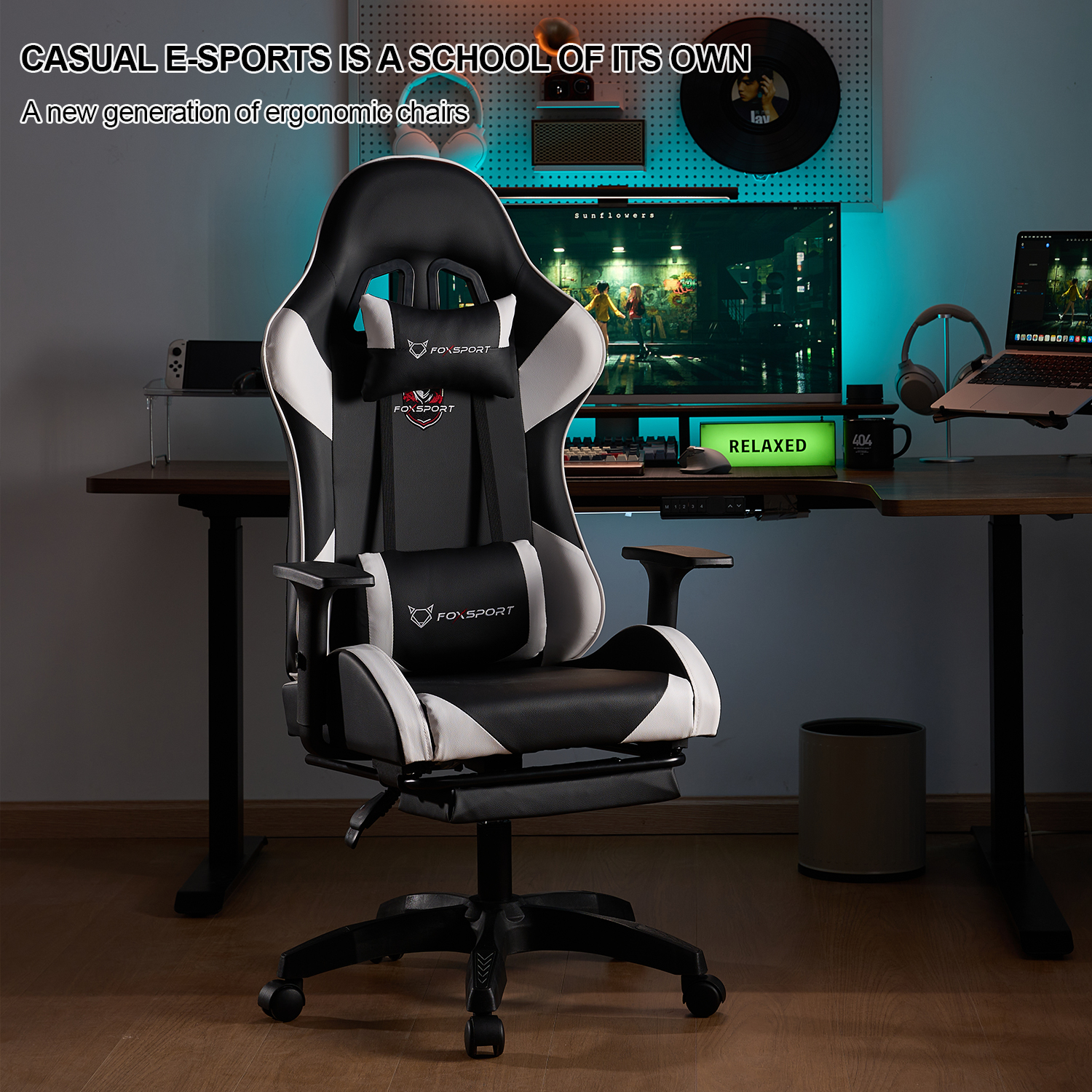 Schwarzer und weißer Gaming-Stuhl mit Schreibtisch, Computer und Monitor im Hintergrund.