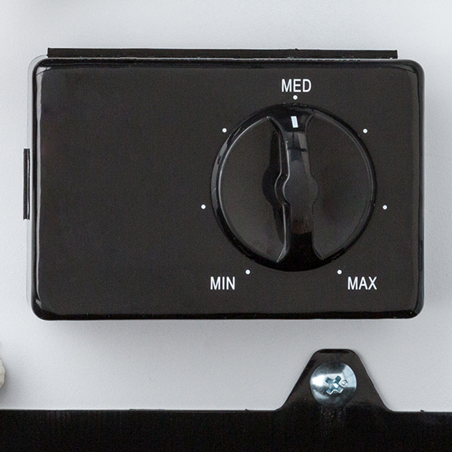 Un pannello di controllo nero con un quadrante con le etichette MIN, MED e MAX.