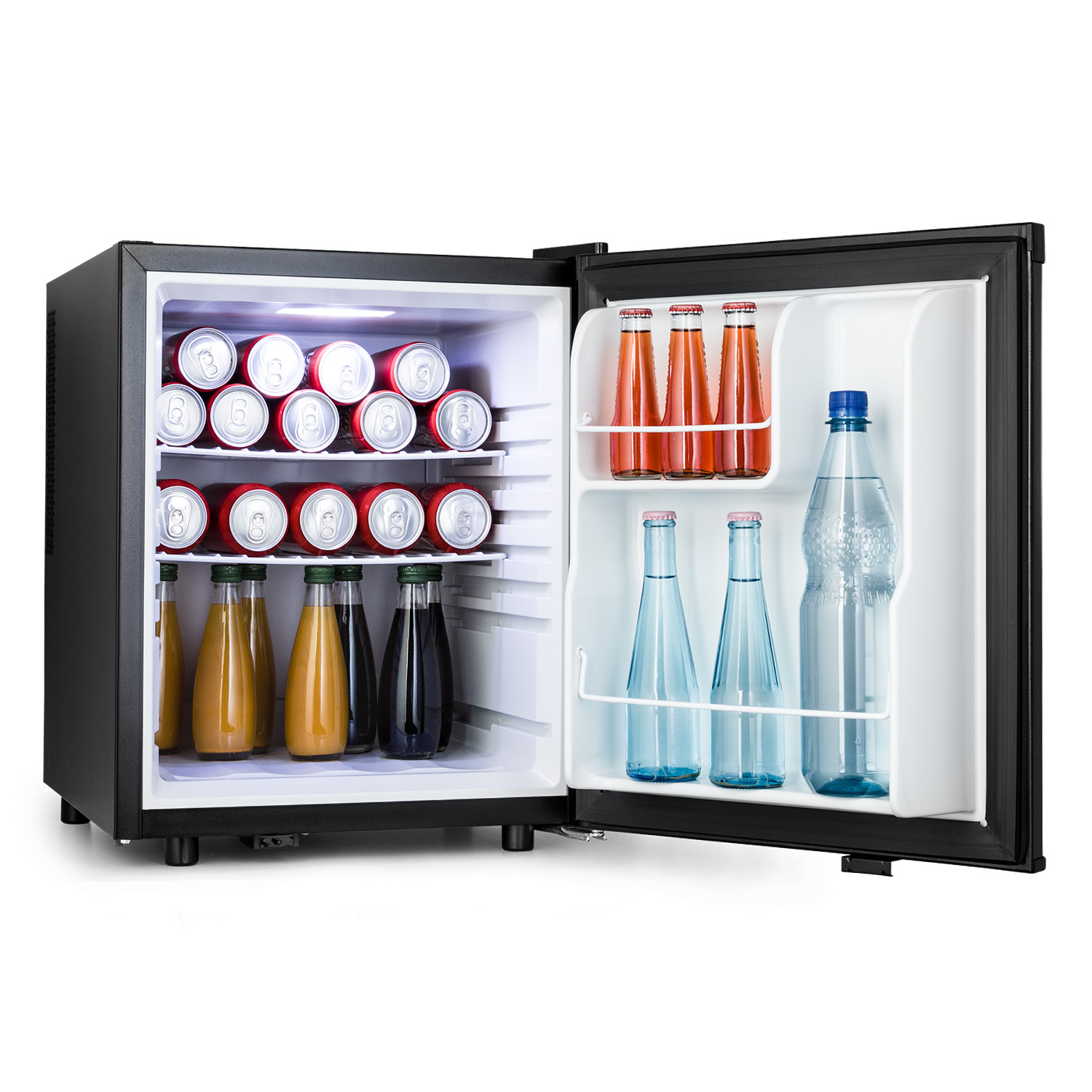 Mini frigo con porta aperta. Contiene bevande: lattine, bottiglie e succhi.