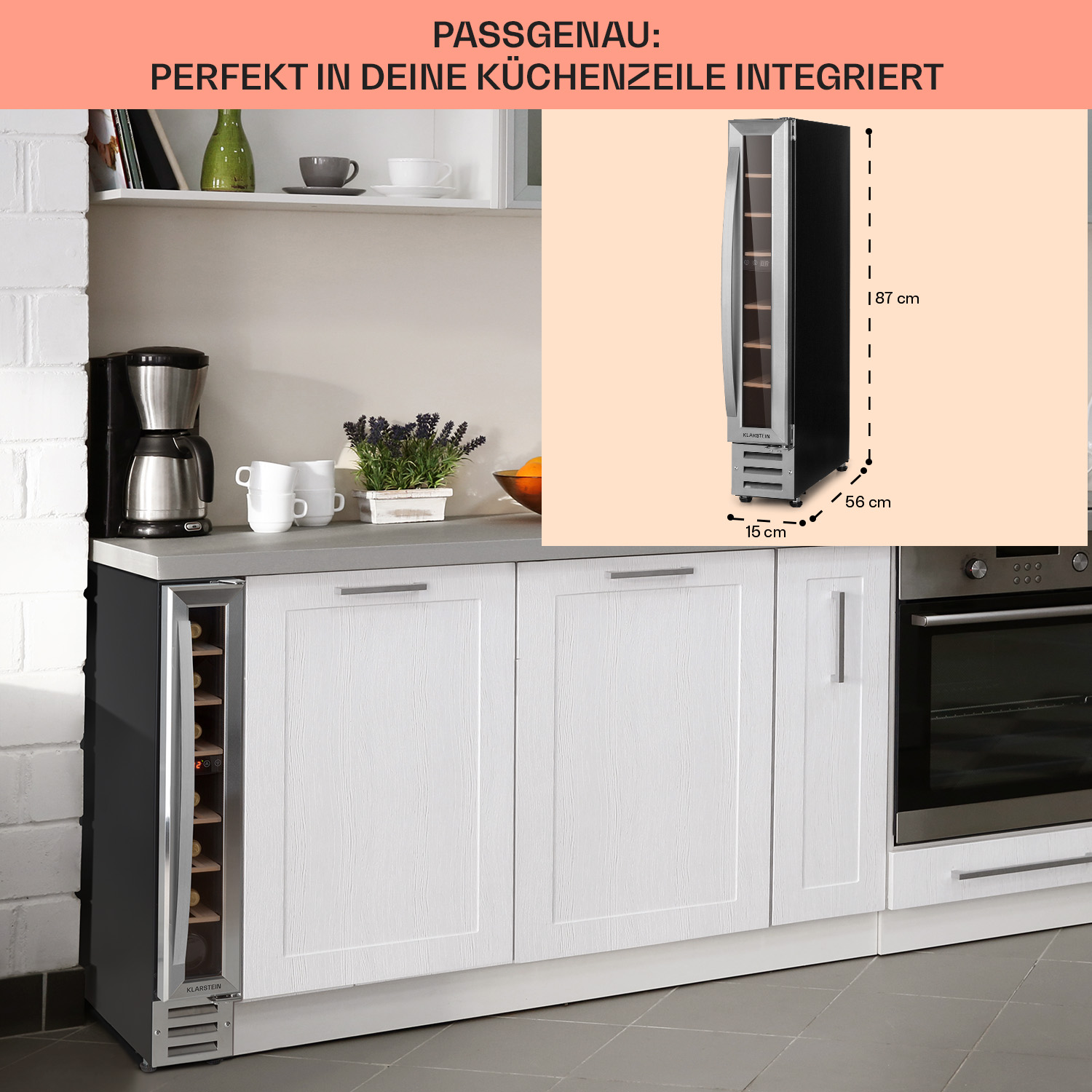 Cantinetta integrata in un mobile da cucina. È nera con porta a vetro. Cucina con mobili bianchi e macchina da caffè.