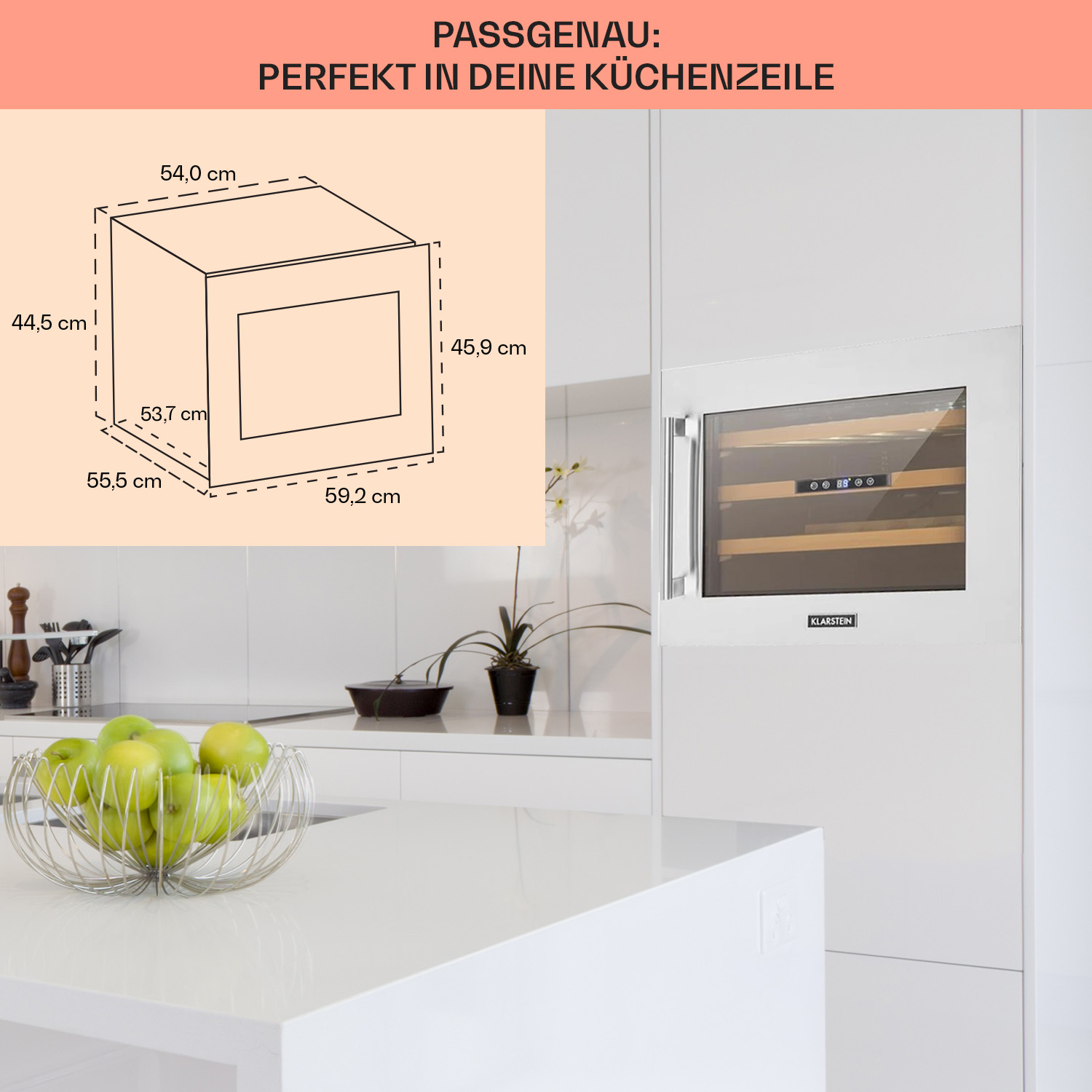 Küche mit Einbau-Weinkühler und einer Schale mit grünen Äpfeln.