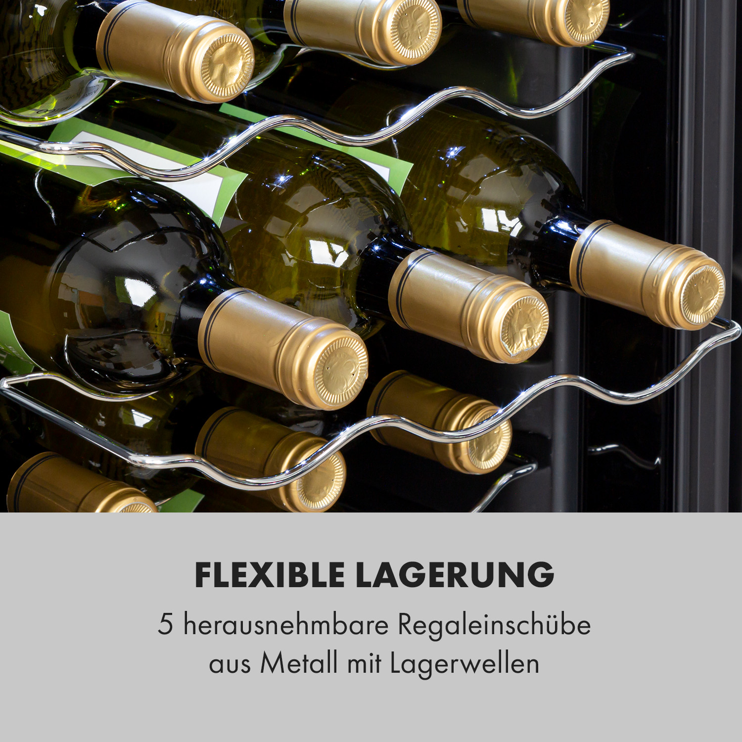 Wein in Weinkühler. Mehrere Regale für die Lagerung.
