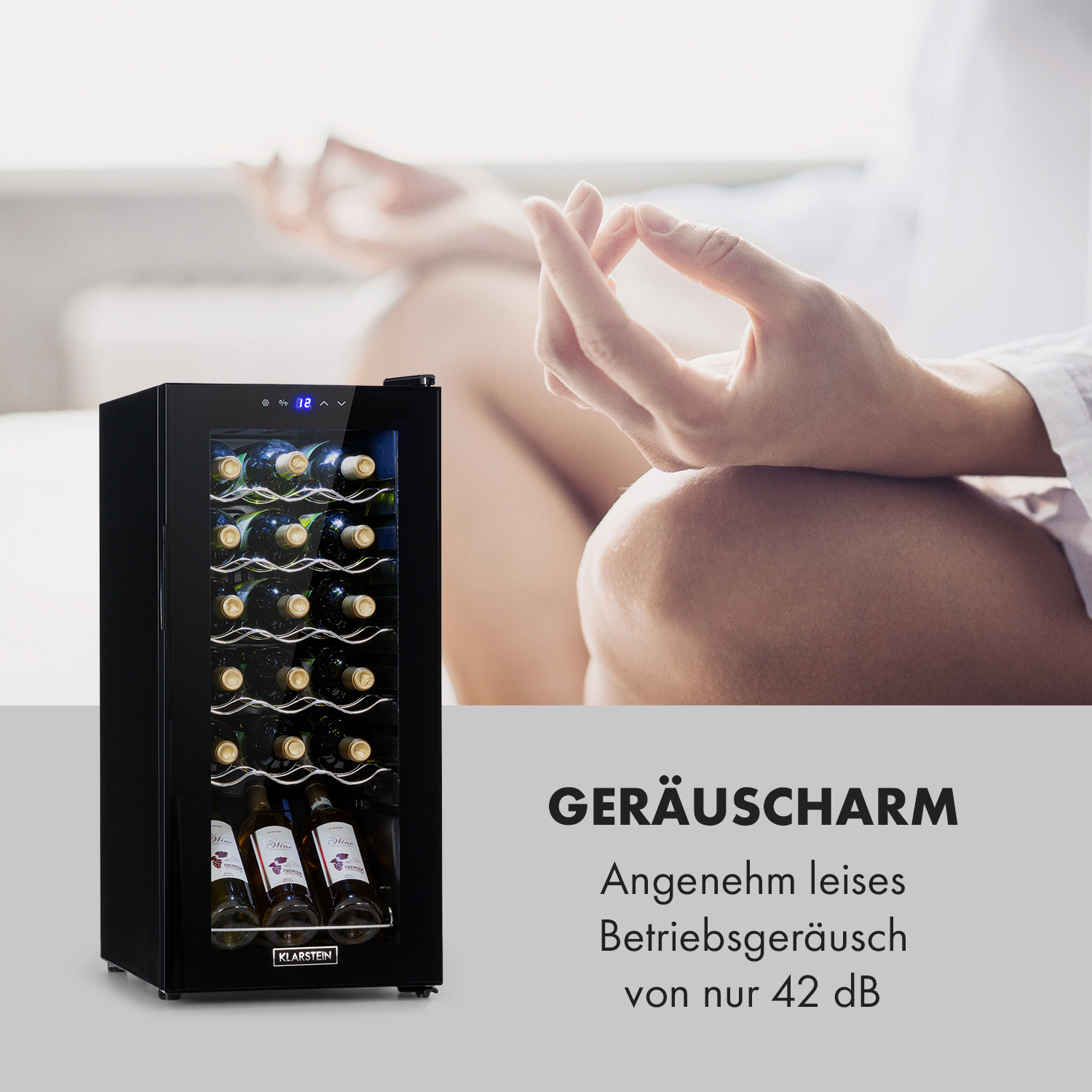 Schwarzer Weinkühler mit sichtbaren Flaschen. Eine Person macht im Hintergrund Yoga.