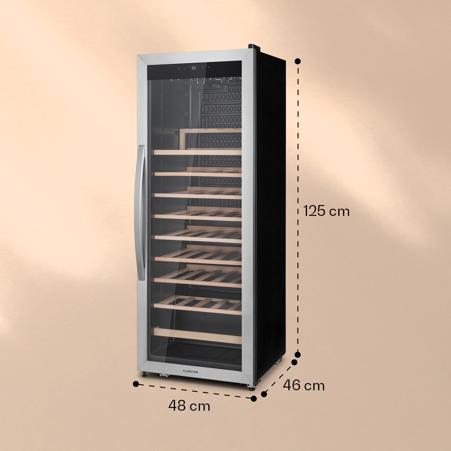 Cantinetta alta con porta in vetro, ripiani in legno, nero e argento.