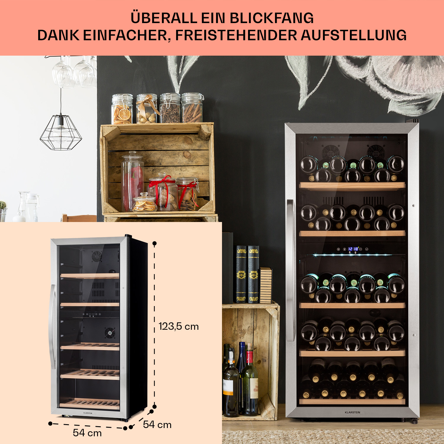 Weinkühler mit Weinflaschen, neben einem Regal mit Gläsern und Büchern.