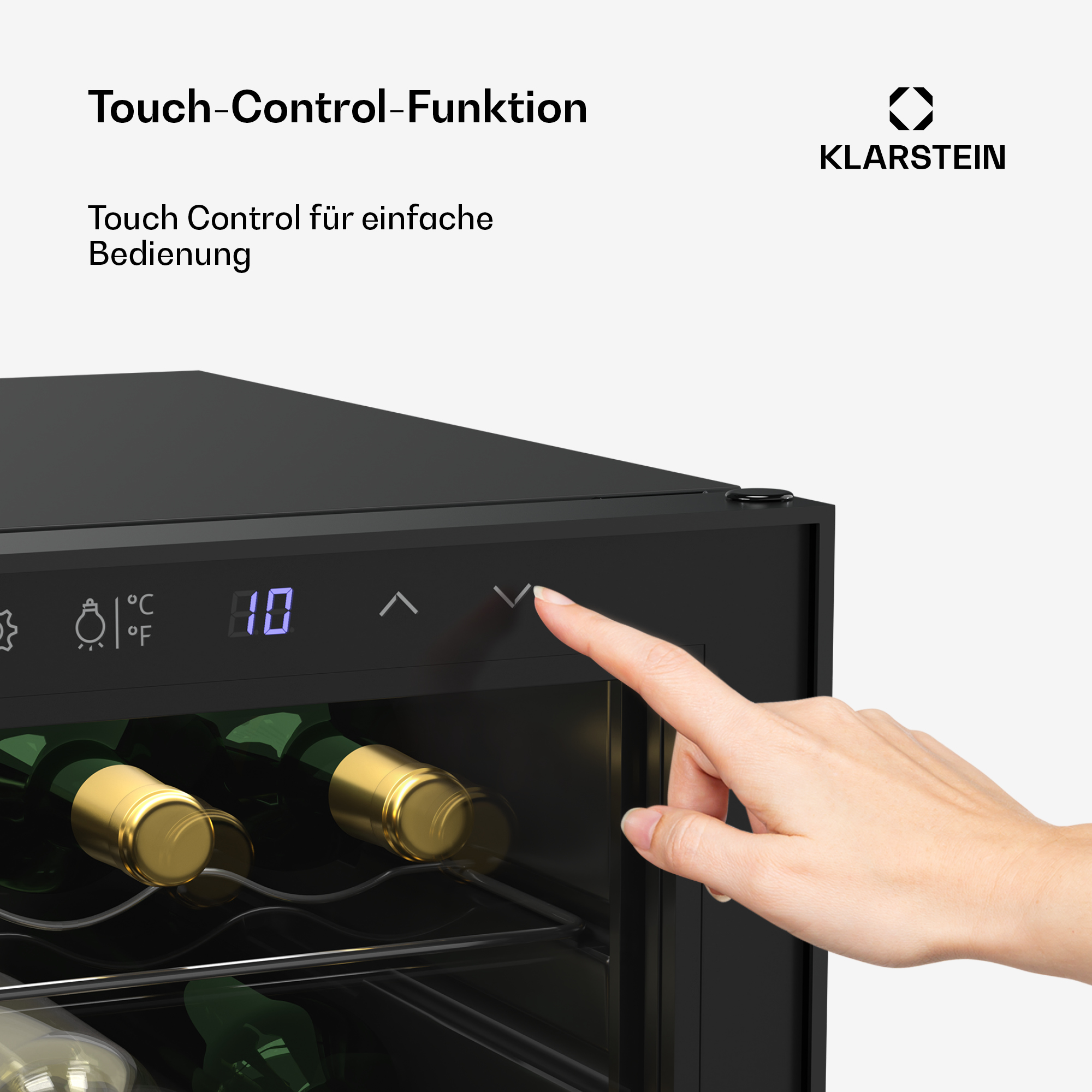 Cantinetta vino nera con pannello touch, mano che tocca un pulsante. Bottiglie di vino all'interno.