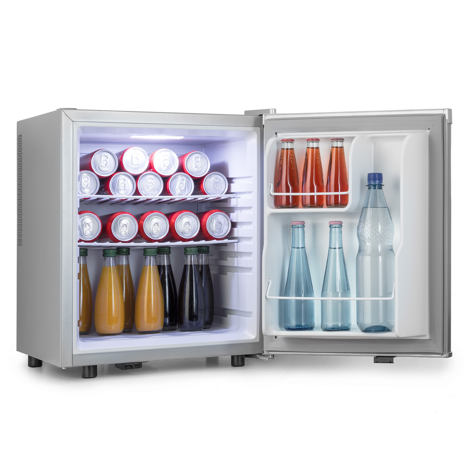 Un pequeño refrigerador plateado, abierto, lleno de bebidas: latas, botellas de zumo y botellas de agua.
