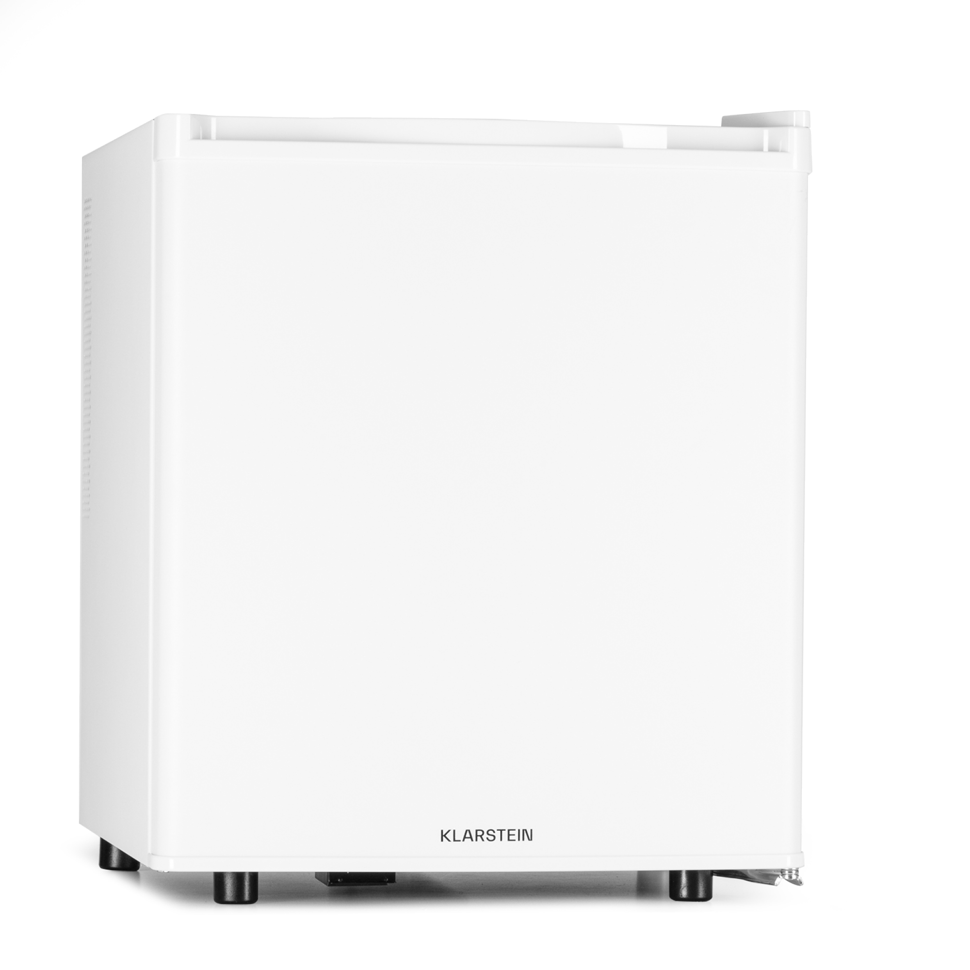 Mini frigo bianco con una sola porta. Piedi neri. Sfondo bianco.