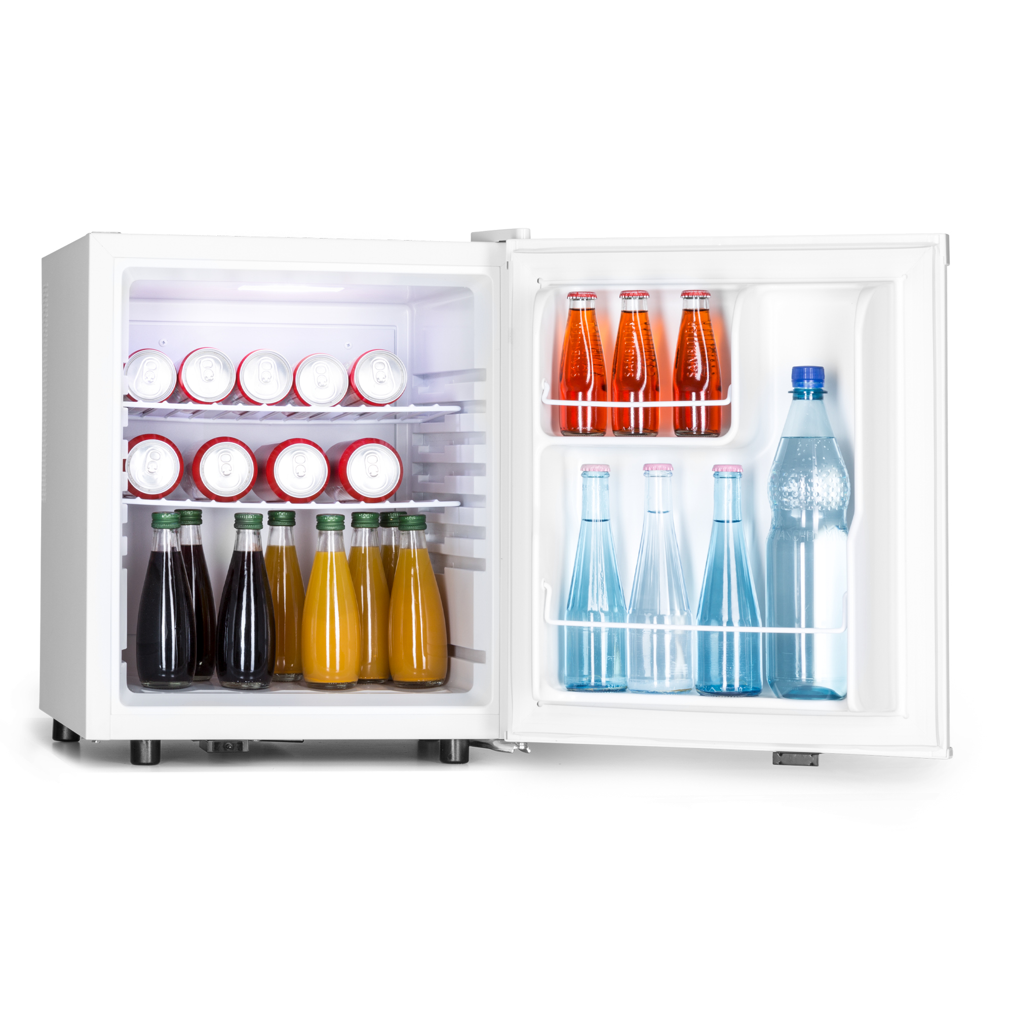Un mini frigo bianco con la porta aperta, che mostra le bevande. Ci sono bottiglie, lattine e una bottiglia d'acqua.
