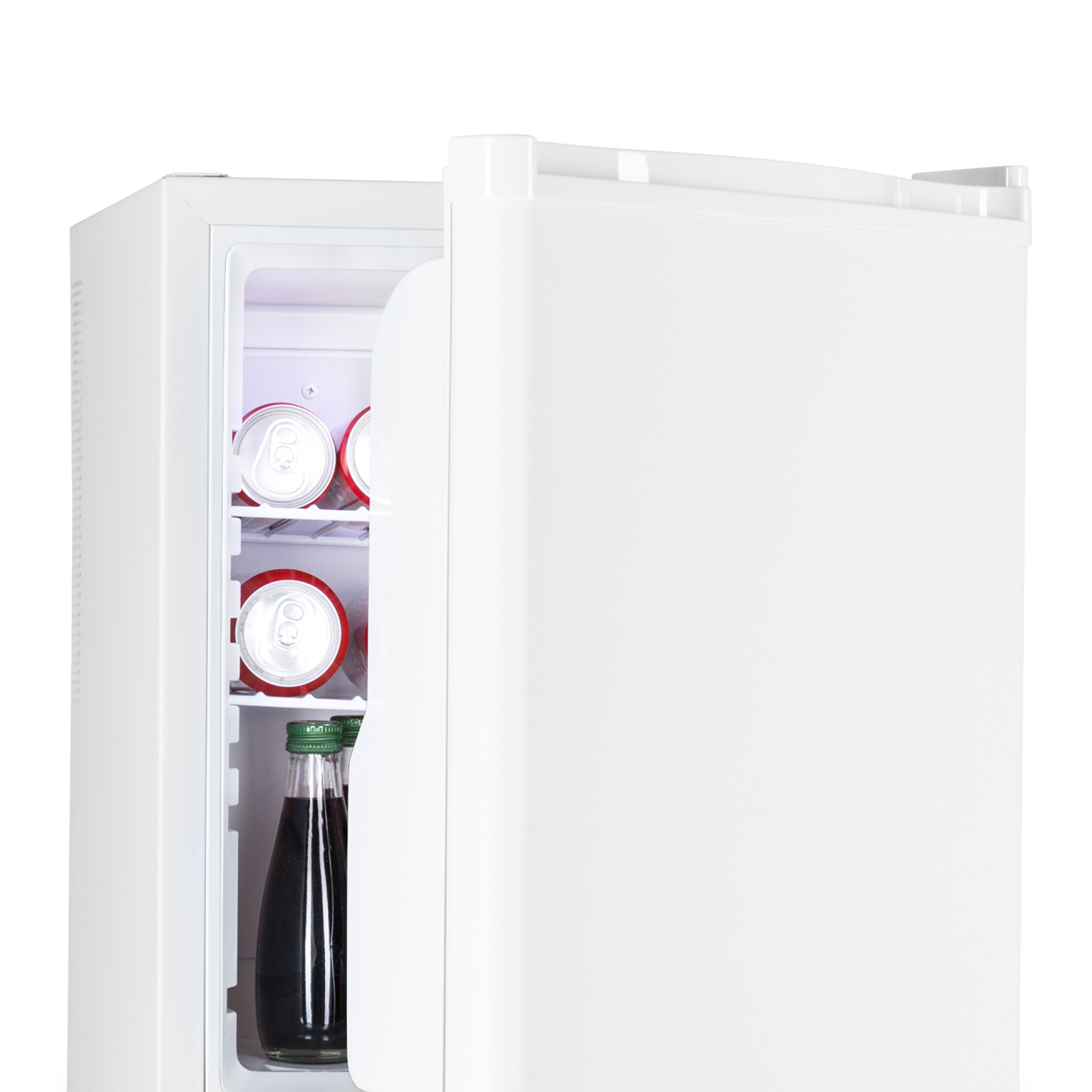 Mini-frigo bianco piccolo, aperto, con bevande all'interno, isolato su sfondo bianco.
