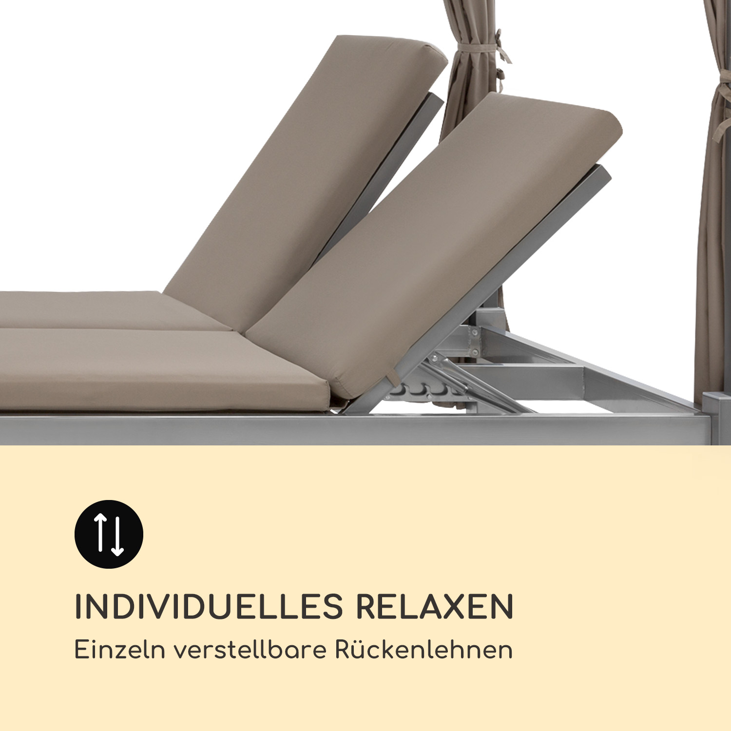 Zwei Liegestühle im Freien mit verstellbaren Rückenlehnen.