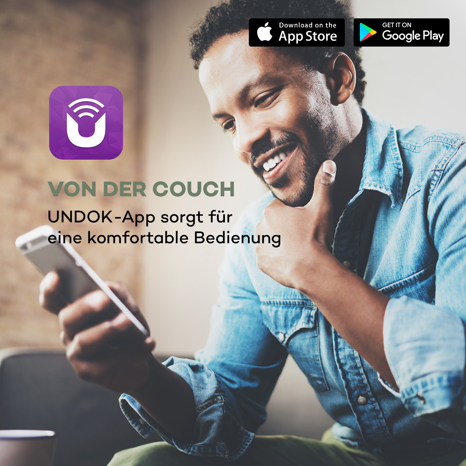 Ein Mann lächelt, während er ein Telefon hält, mit App-Logo und Text über komfortable Bedienung.