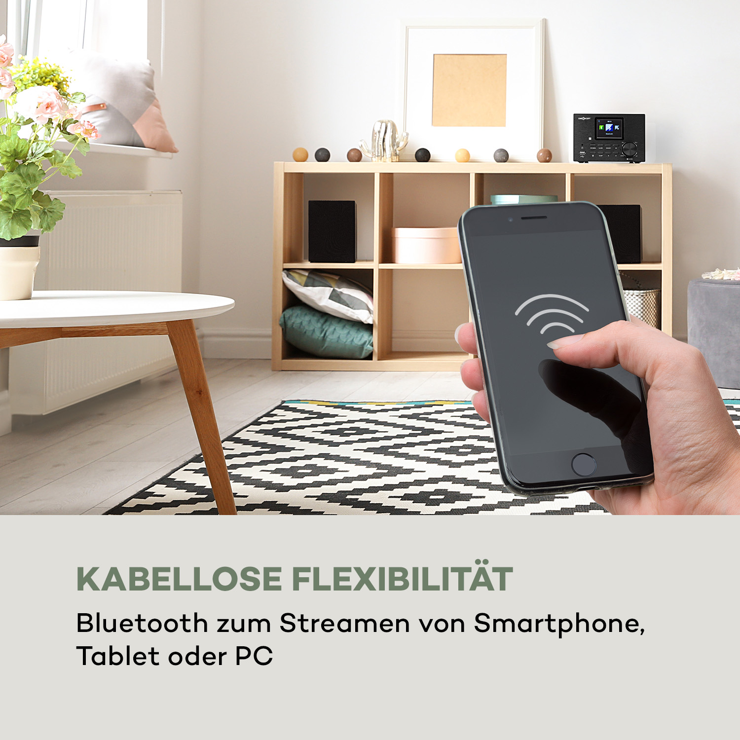 Eine Person hält ein schwarzes Smartphone mit einem WLAN-Signal auf dem Bildschirm.