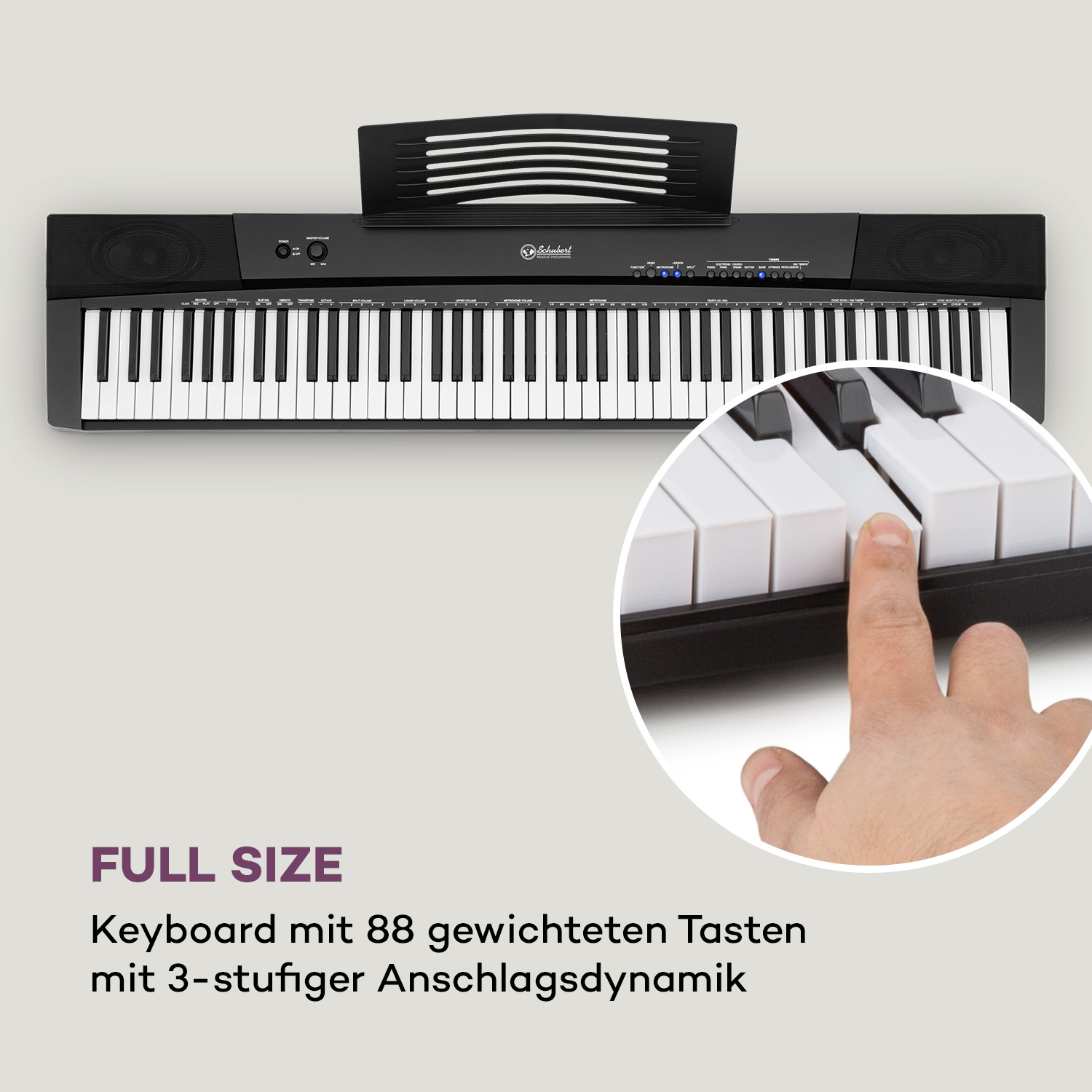 Schwarze Tastatur in voller Größe. Ein Finger berührt eine weiße Taste.
